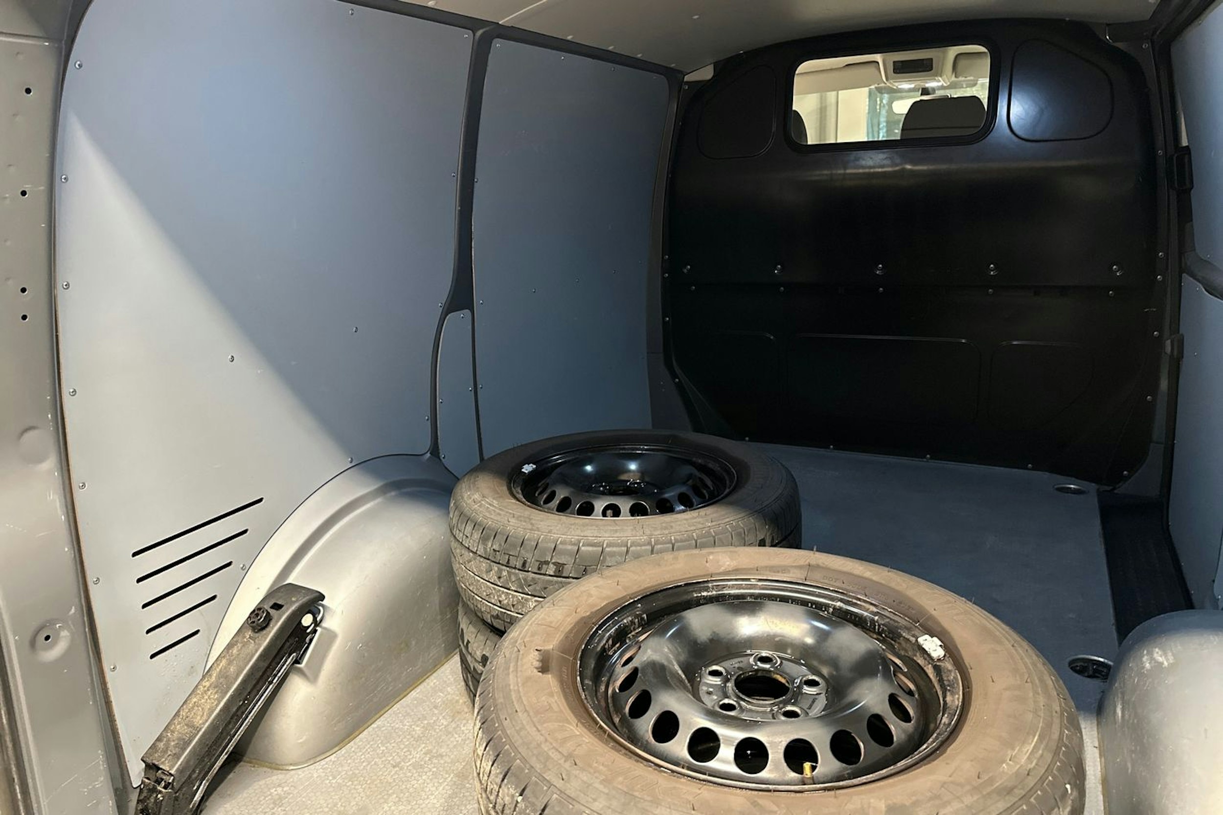 harmaa Volkswagen Transporter 2023 kuva 26.