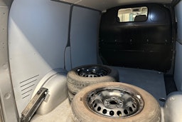 harmaa Volkswagen Transporter 2023 kuva 26.