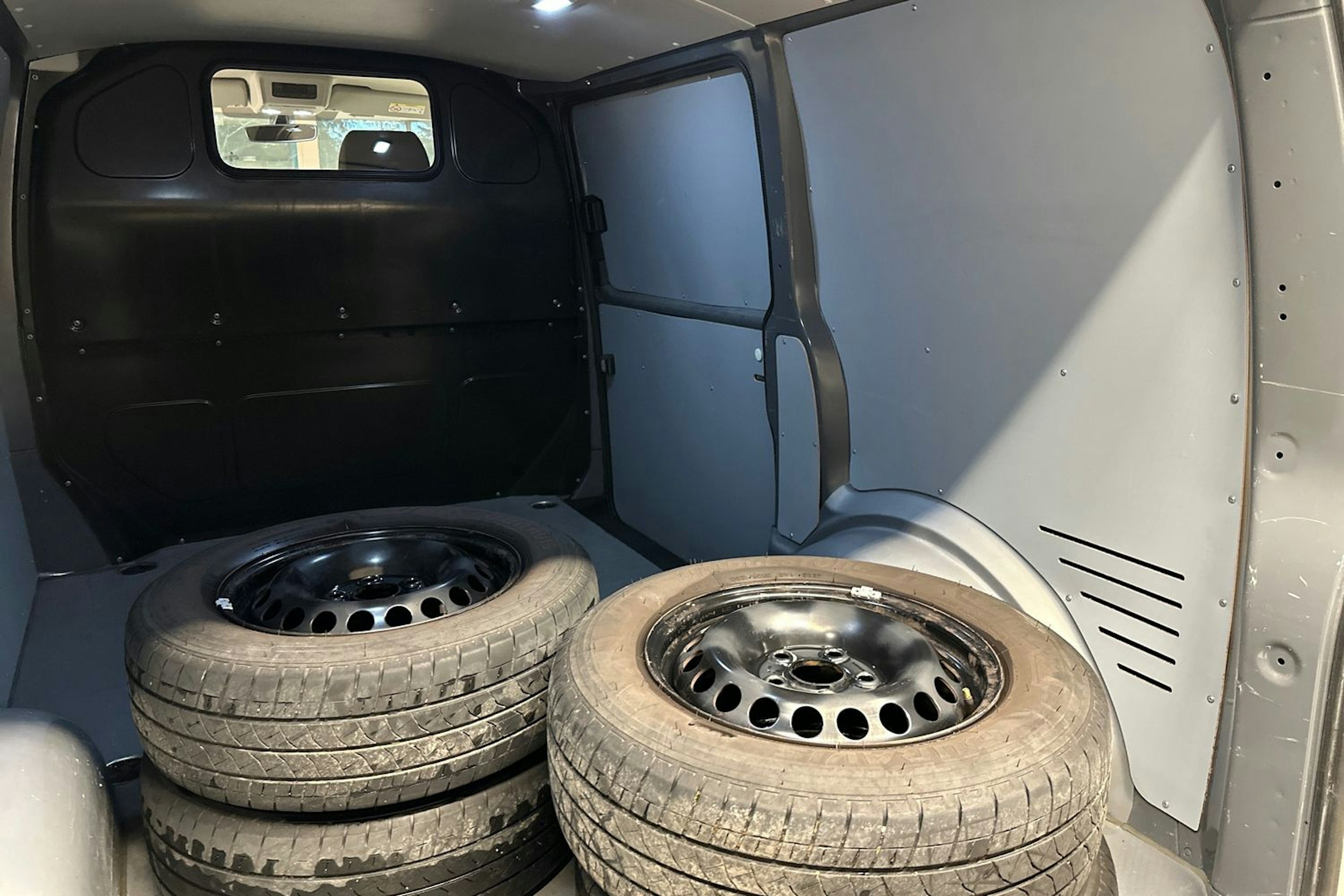 harmaa Volkswagen Transporter 2023 kuva 27.