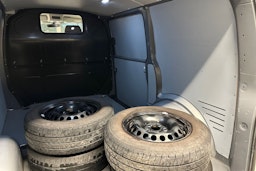 harmaa Volkswagen Transporter 2023 kuva 27.