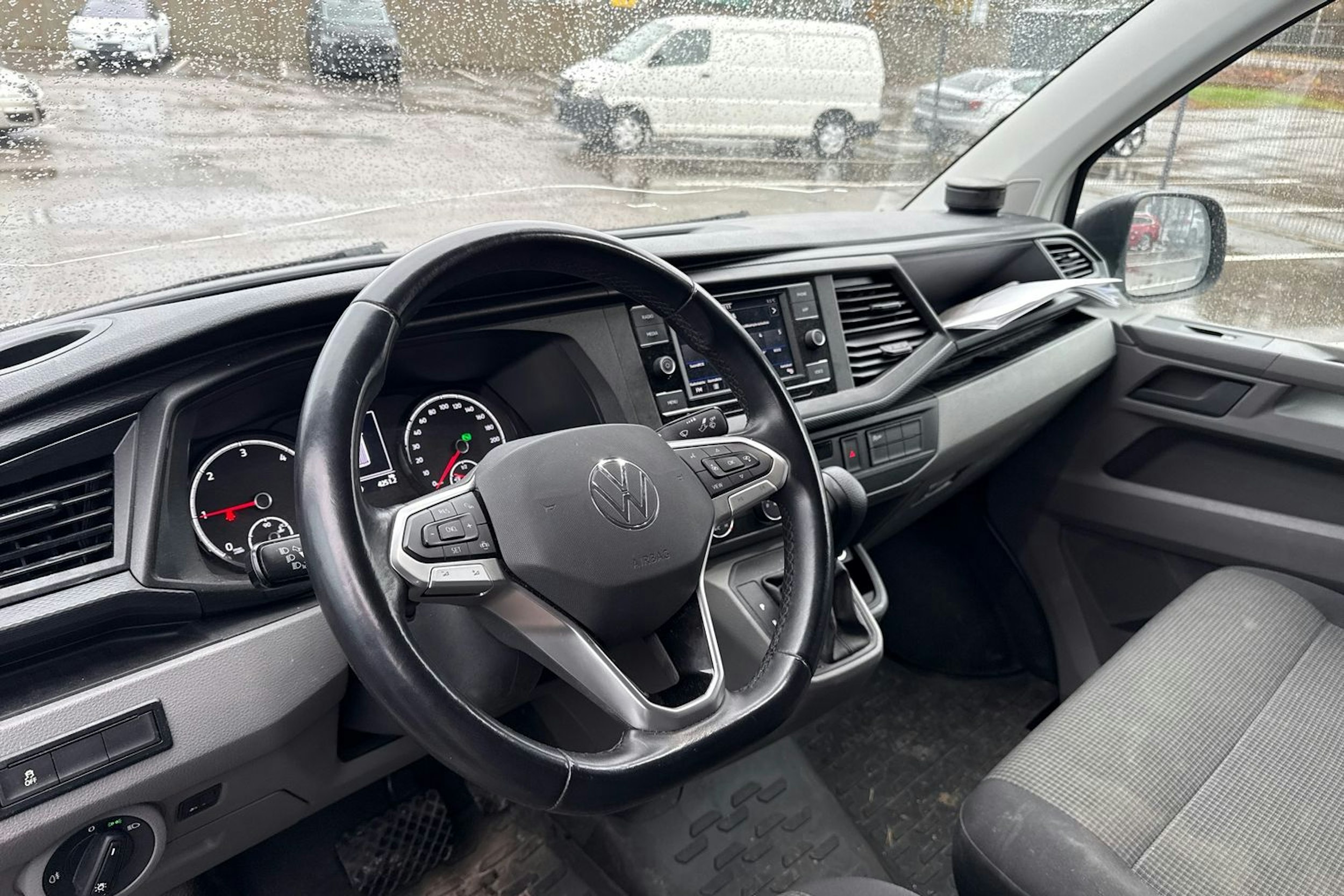 valkoinen Volkswagen Transporter 2023 kuva 3.