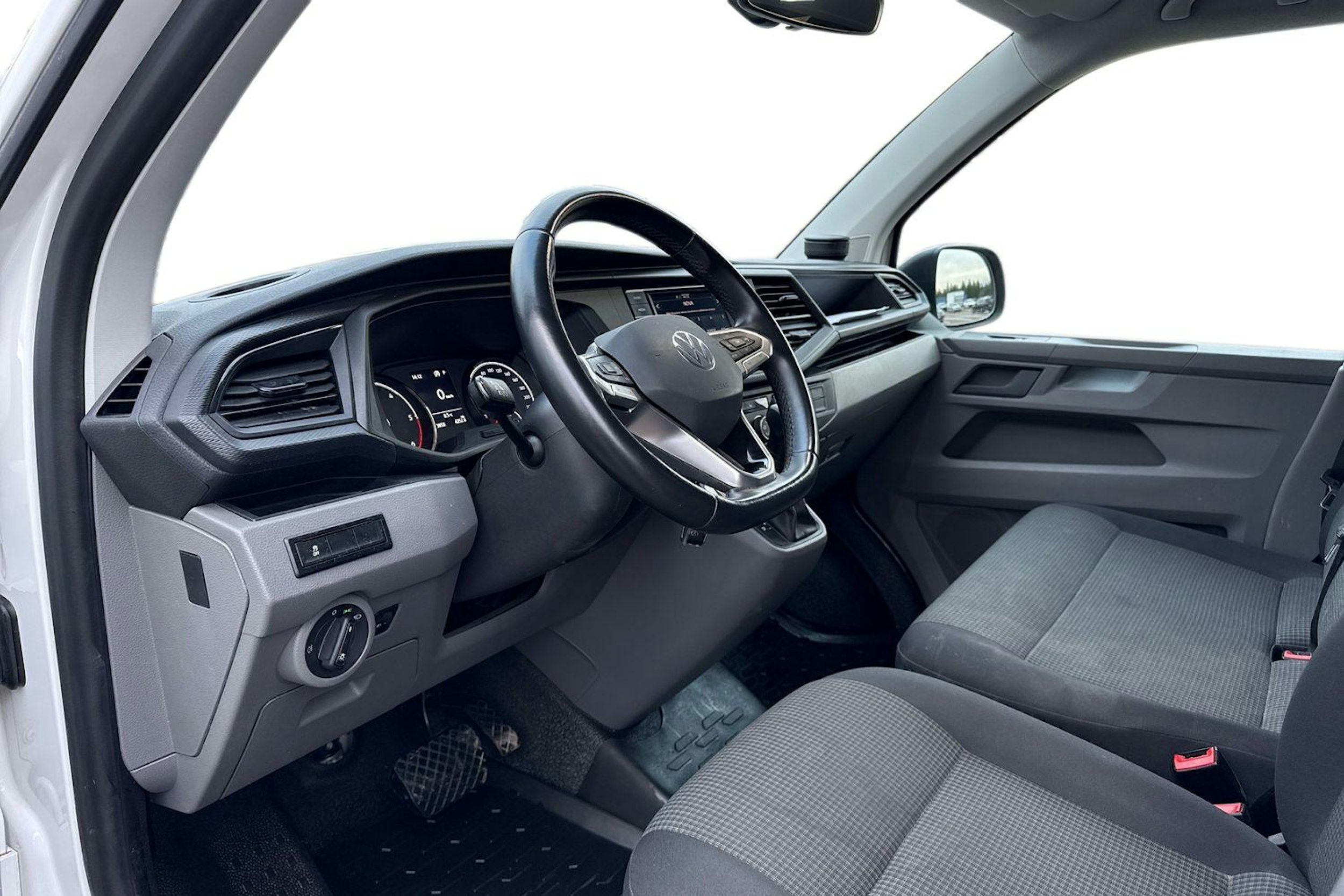 valkoinen Volkswagen Transporter 2023 kuva 6.