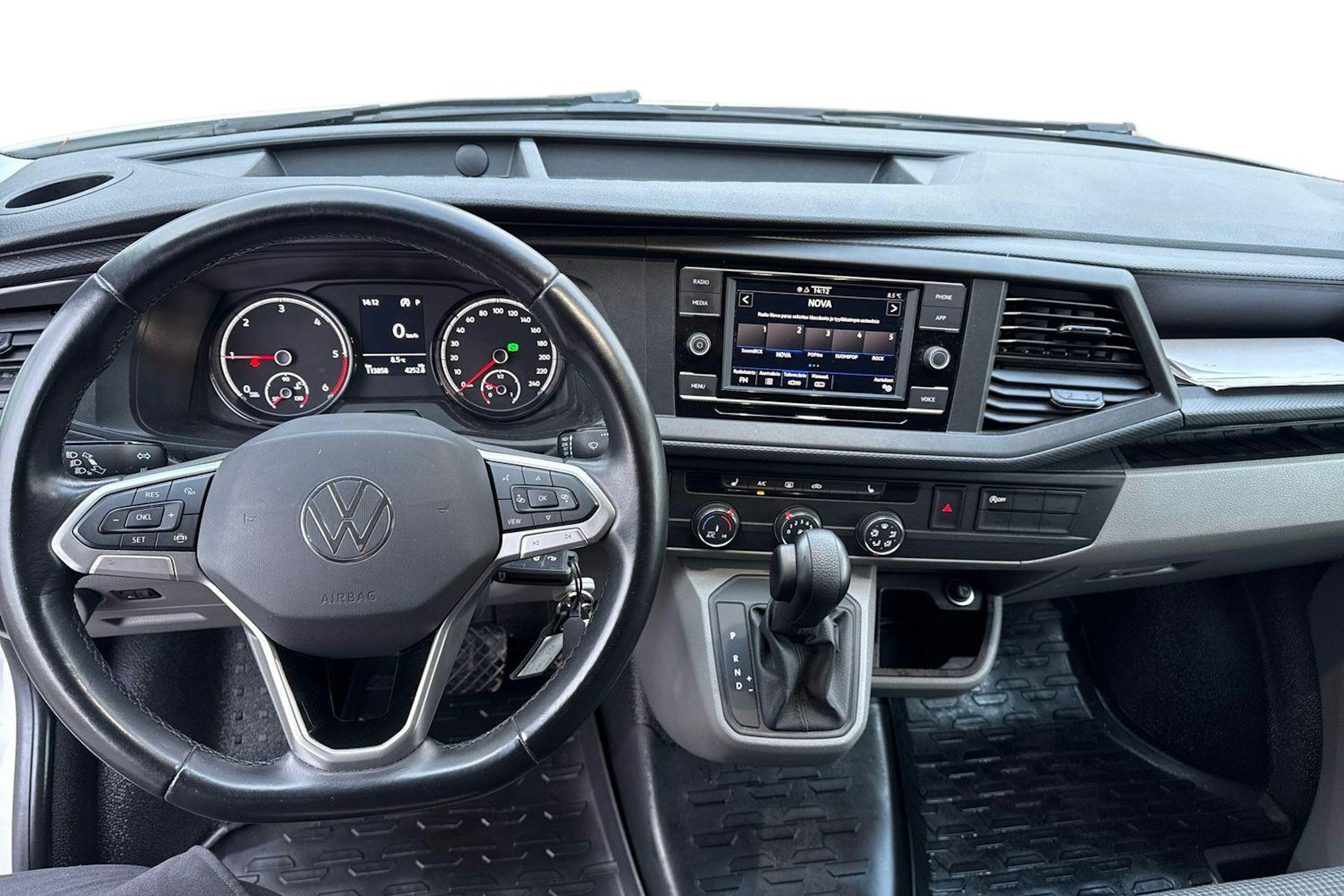 valkoinen Volkswagen Transporter 2023 kuva 7.