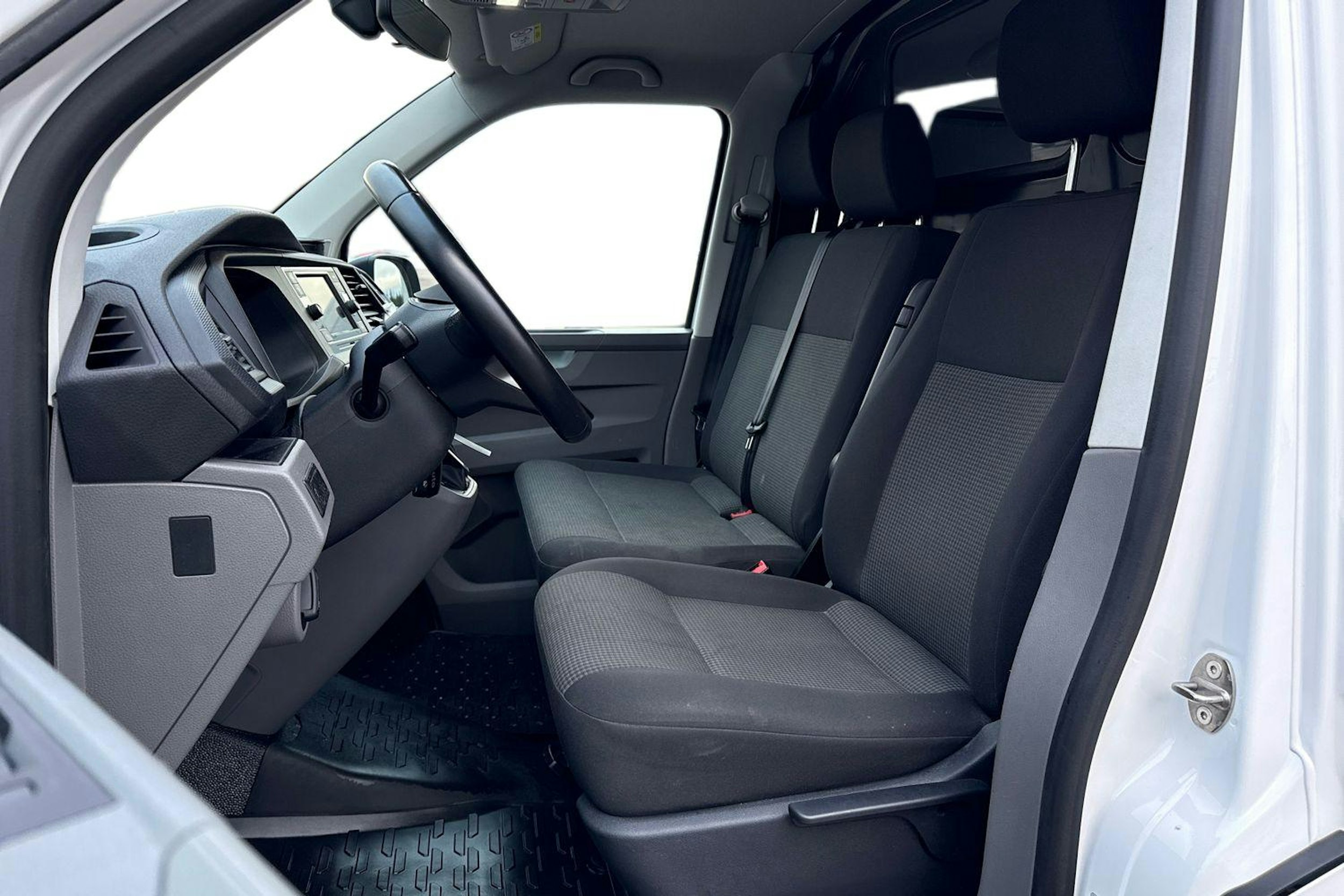 valkoinen Volkswagen Transporter 2023 kuva 8.