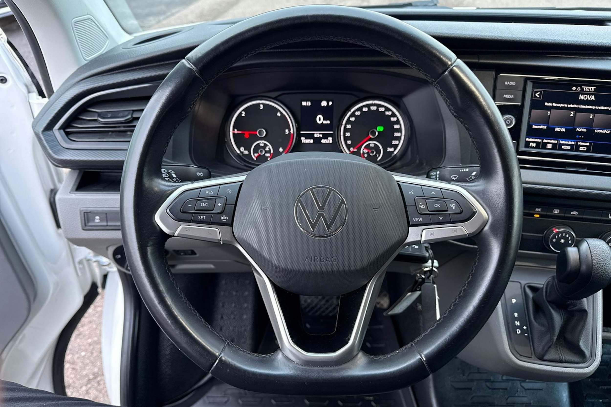 valkoinen Volkswagen Transporter 2023 kuva 10.