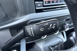 valkoinen Volkswagen Transporter 2023 kuva 14.