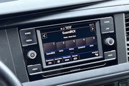 valkoinen Volkswagen Transporter 2023 kuva 15.