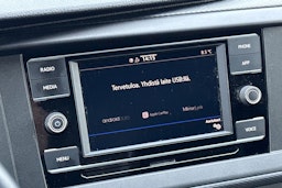 valkoinen Volkswagen Transporter 2023 kuva 16.