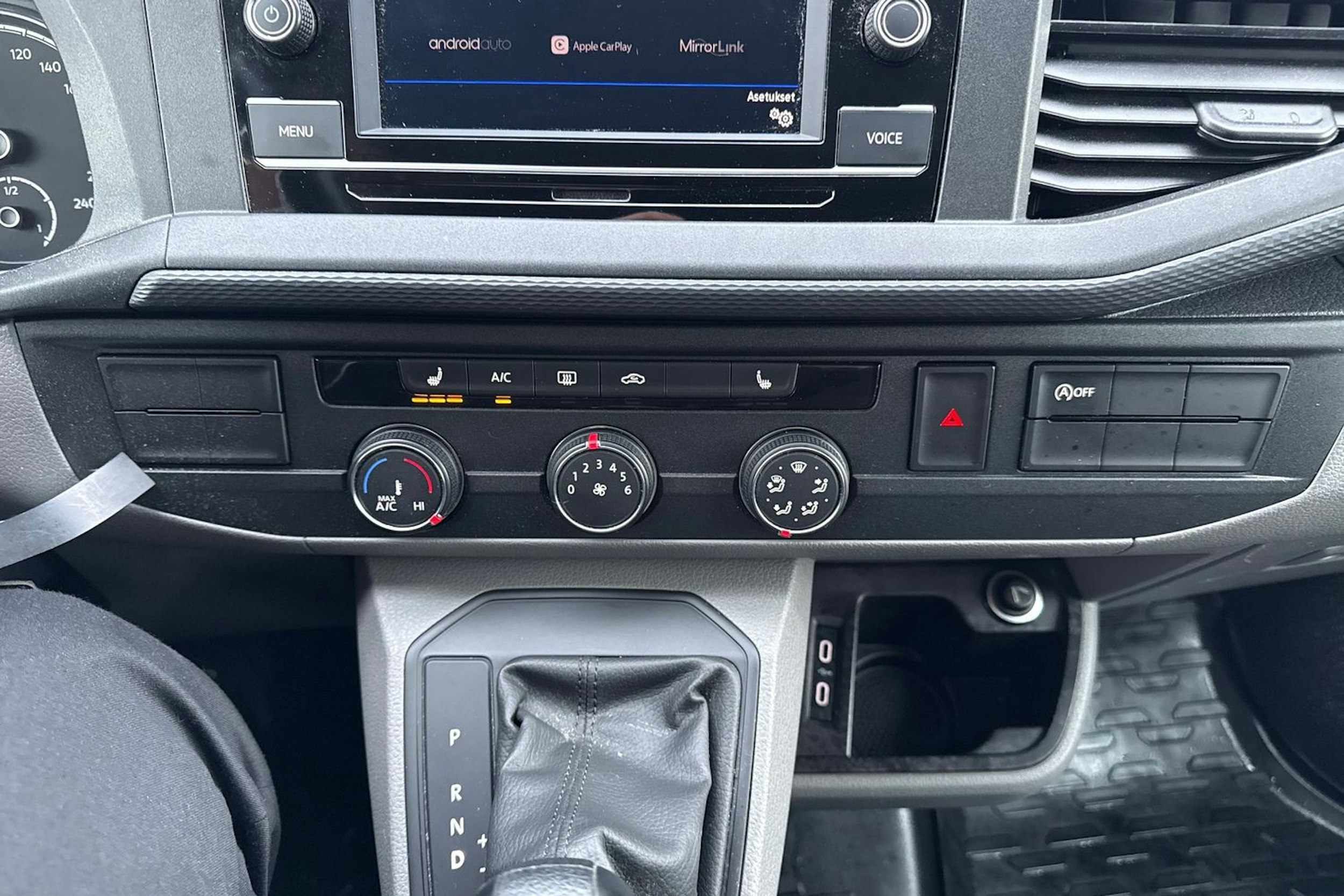 valkoinen Volkswagen Transporter 2023 kuva 18.