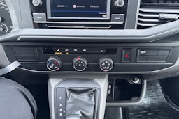 valkoinen Volkswagen Transporter 2023 kuva 18.