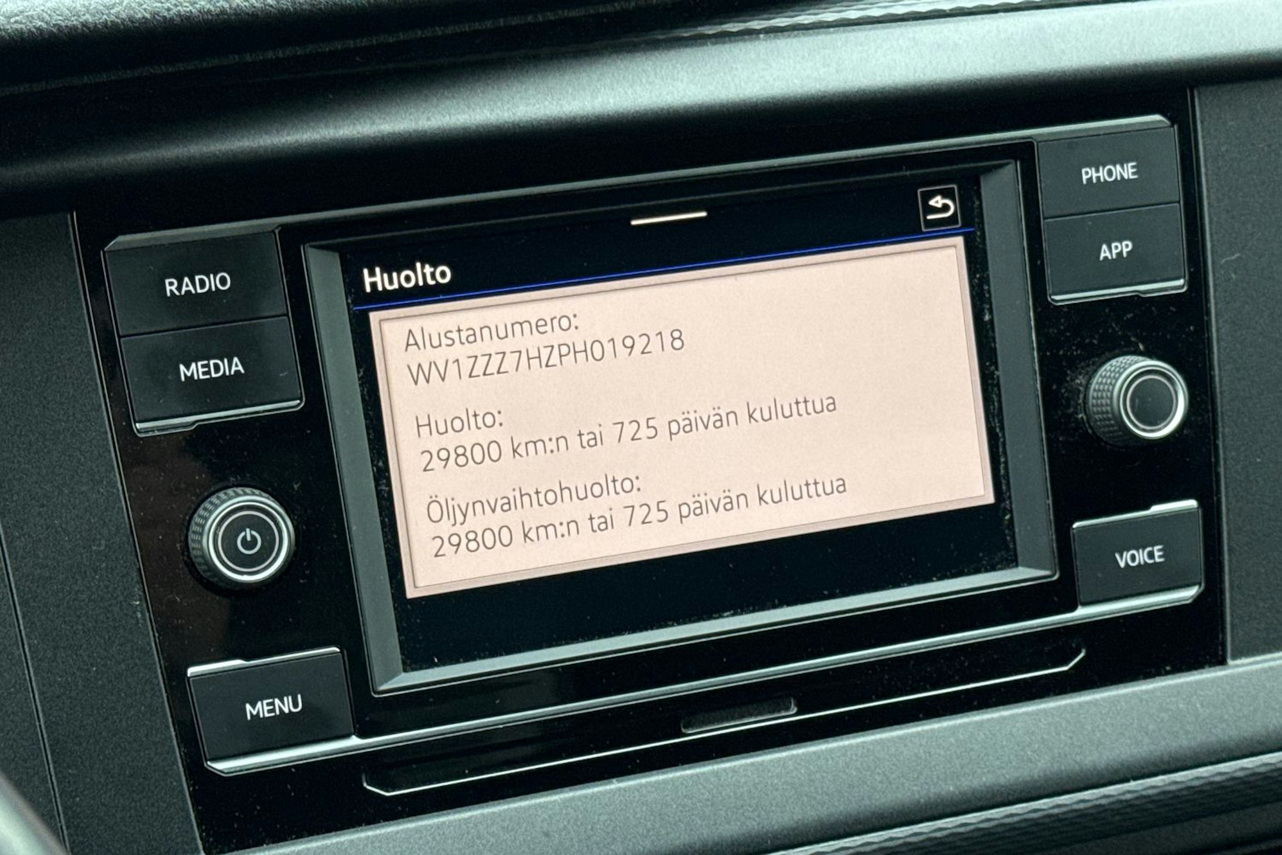 valkoinen Volkswagen Transporter 2023 kuva 19.