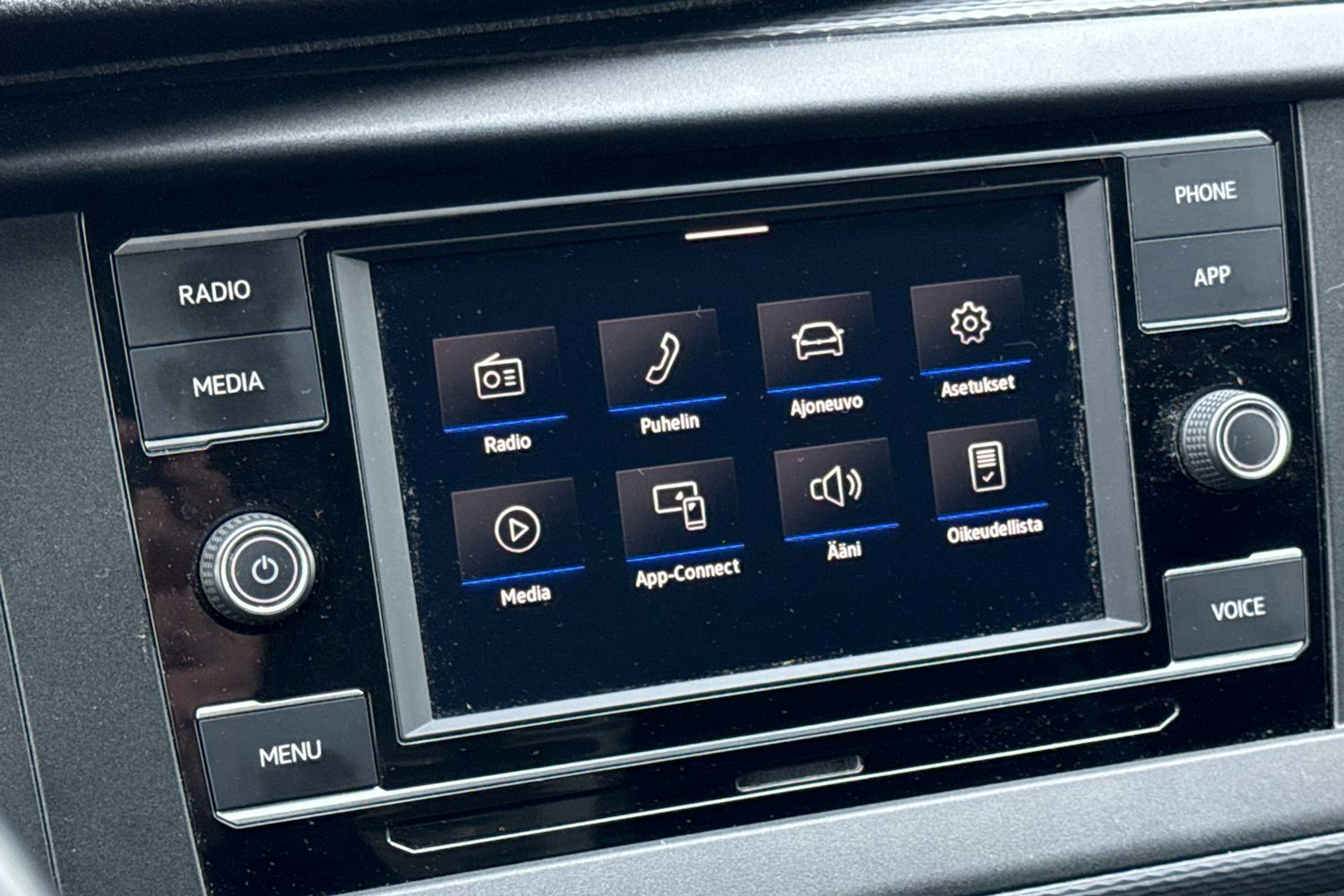 valkoinen Volkswagen Transporter 2023 kuva 20.