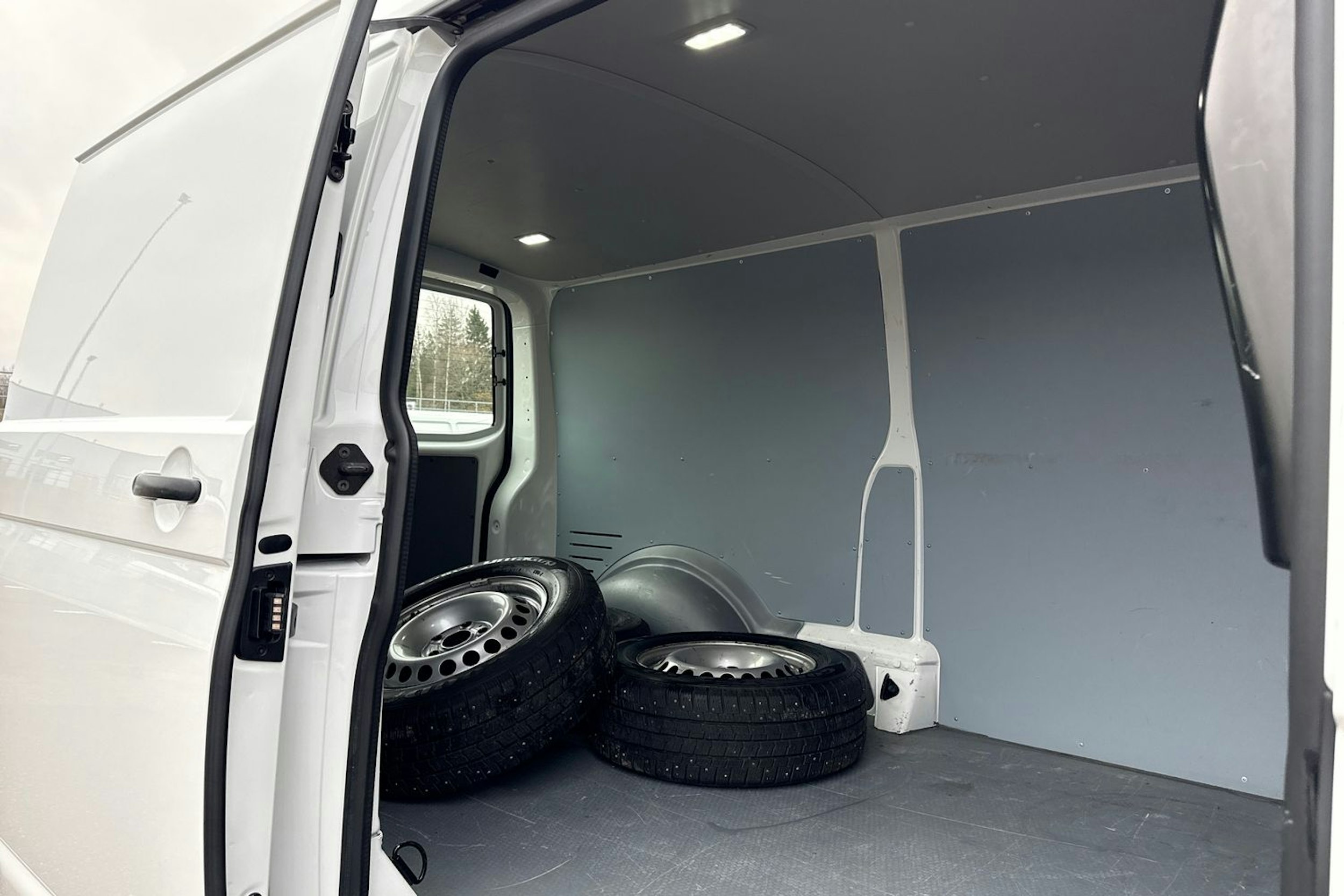 valkoinen Volkswagen Transporter 2023 kuva 22.