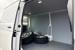 valkoinen Volkswagen Transporter 2023 kuva 22.