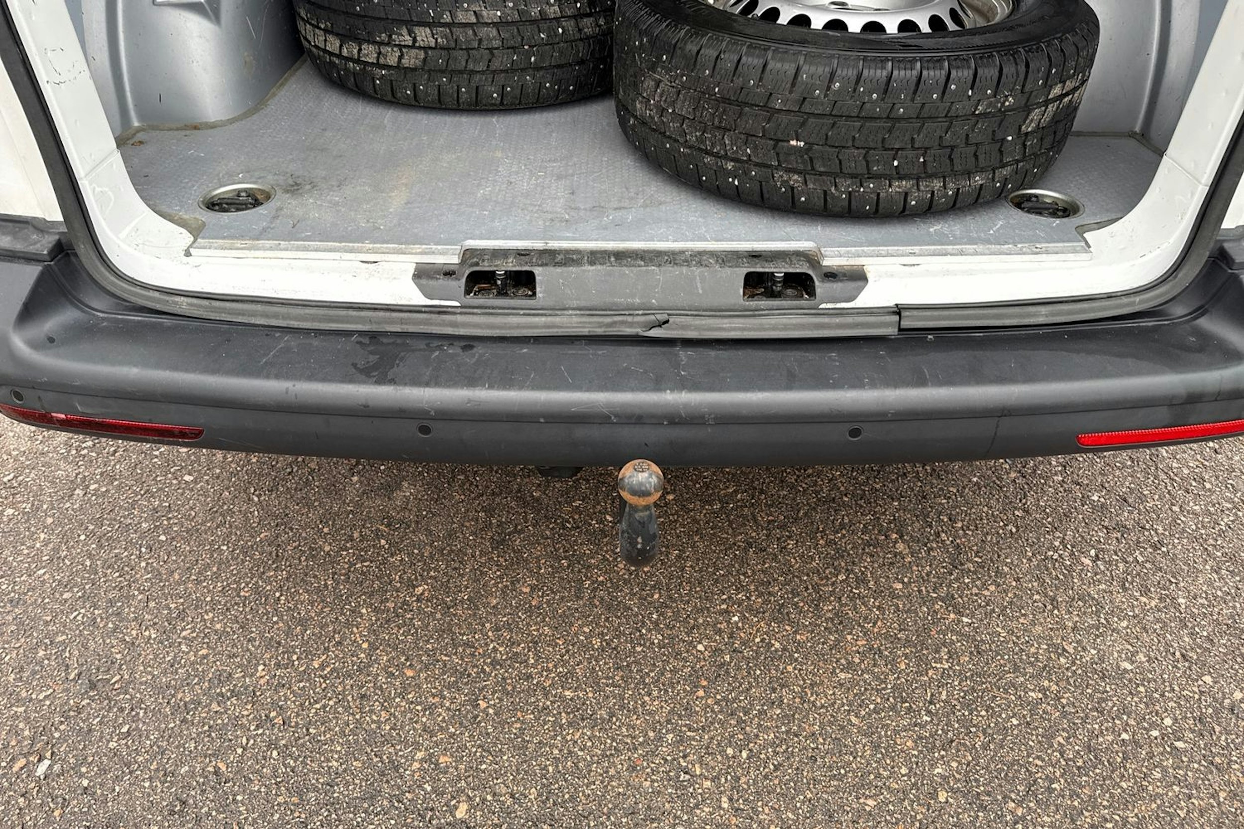 valkoinen Volkswagen Transporter 2023 kuva 24.