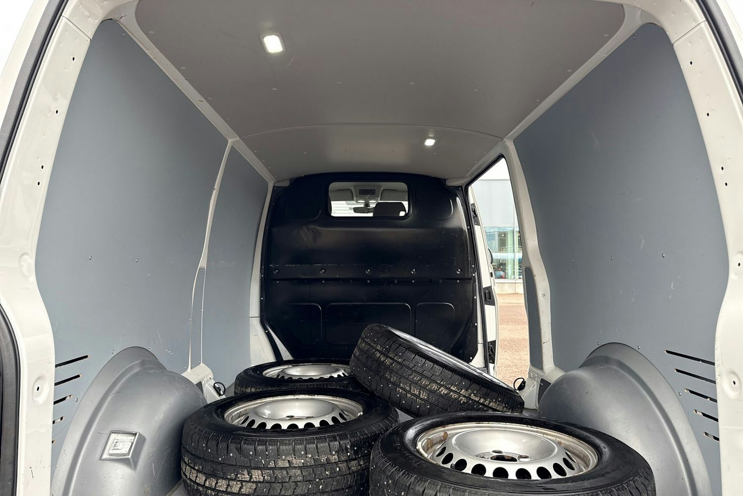 valkoinen Volkswagen Transporter 2023 kuva 25.