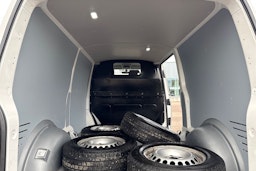 valkoinen Volkswagen Transporter 2023 kuva 25.