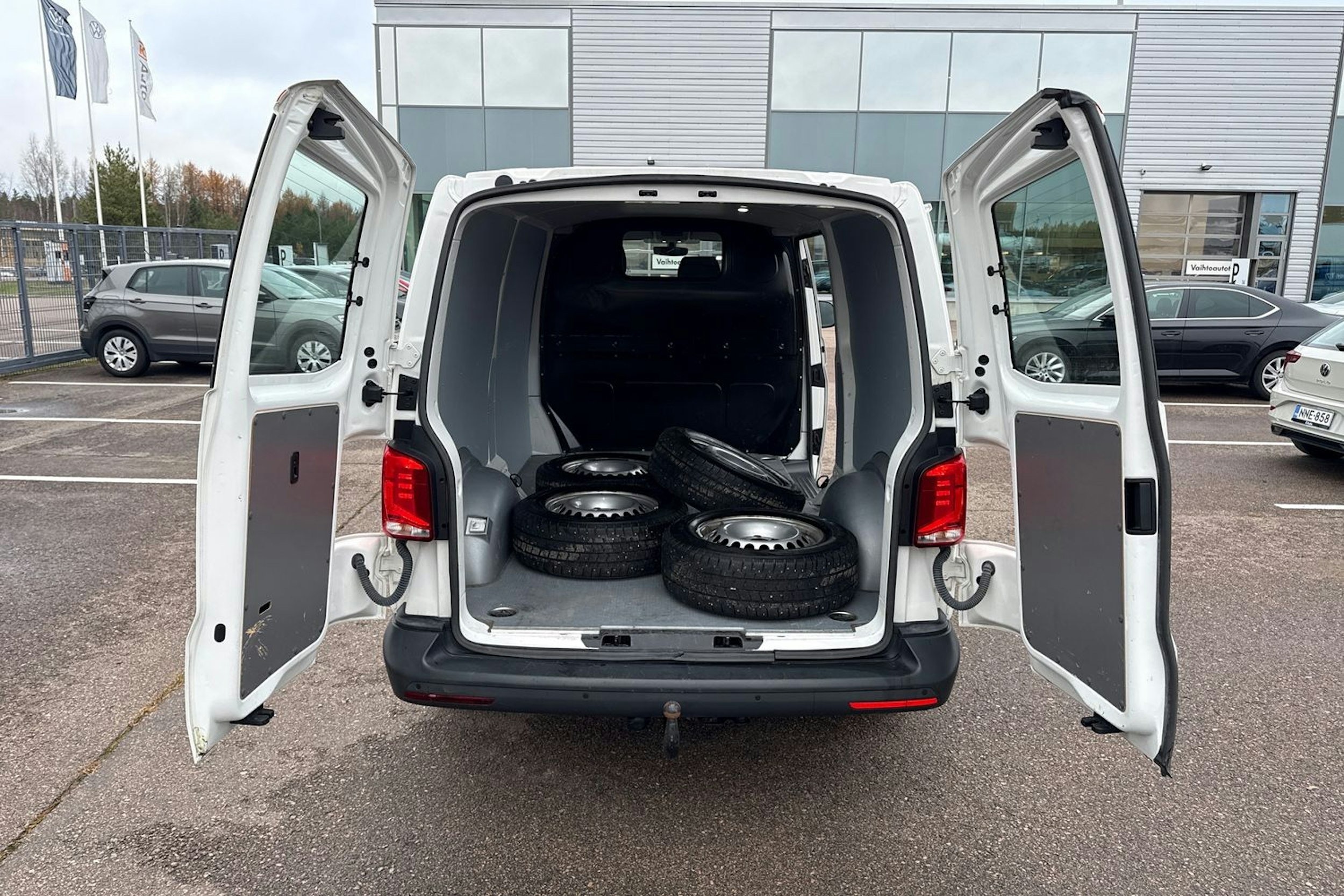 valkoinen Volkswagen Transporter 2023 kuva 27.