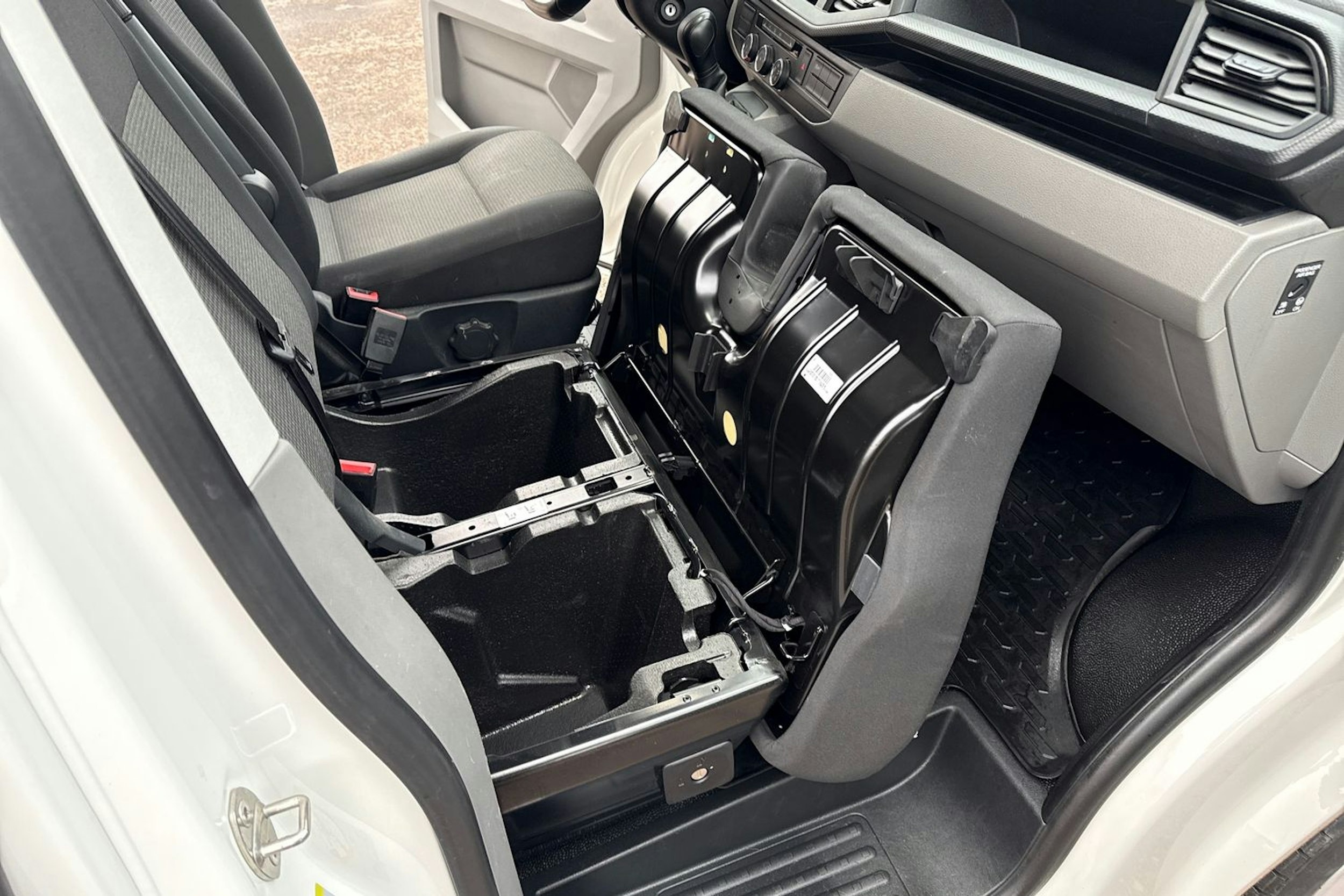 valkoinen Volkswagen Transporter 2023 kuva 28.