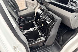 valkoinen Volkswagen Transporter 2023 kuva 28.