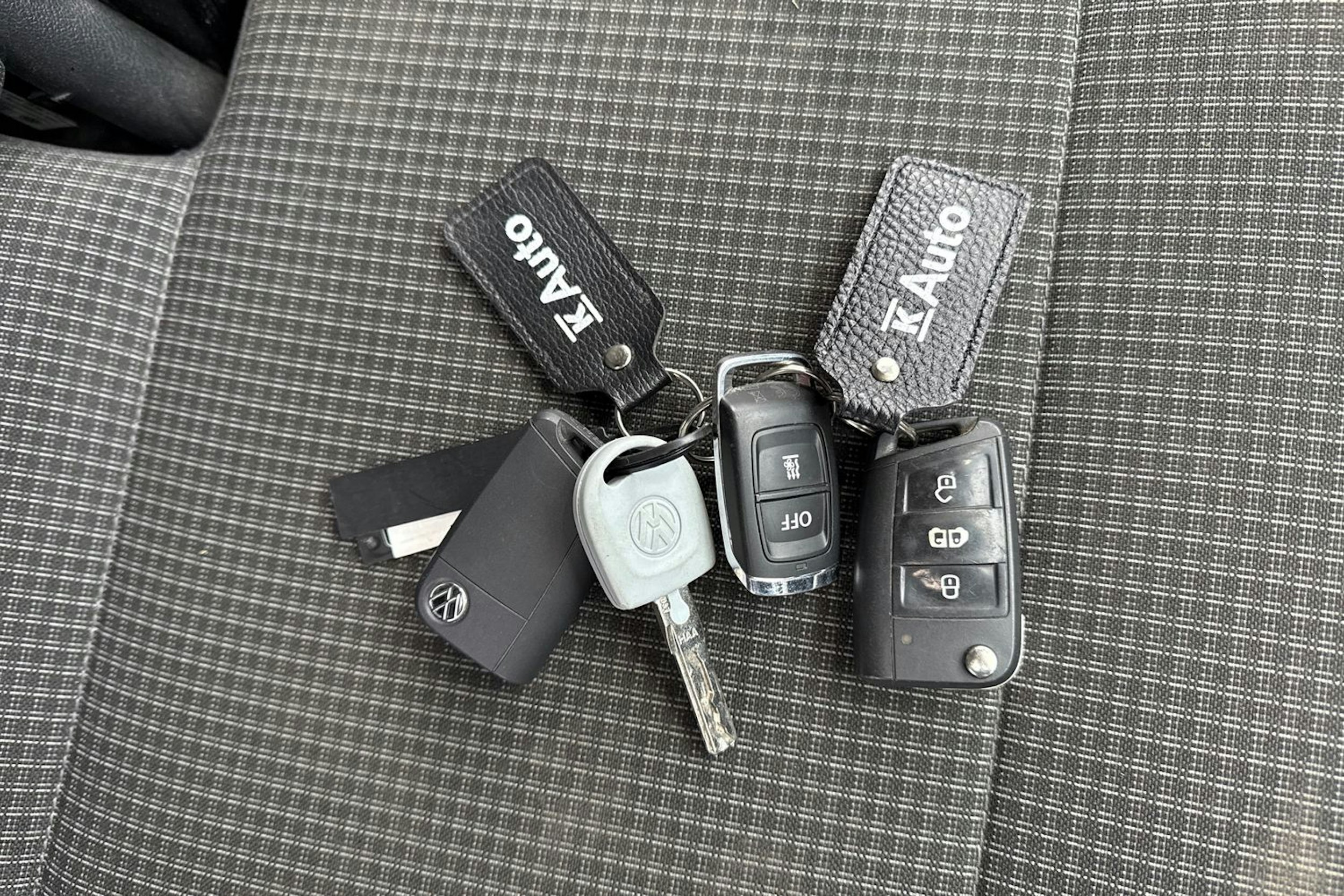 valkoinen Volkswagen Transporter 2023 kuva 29.