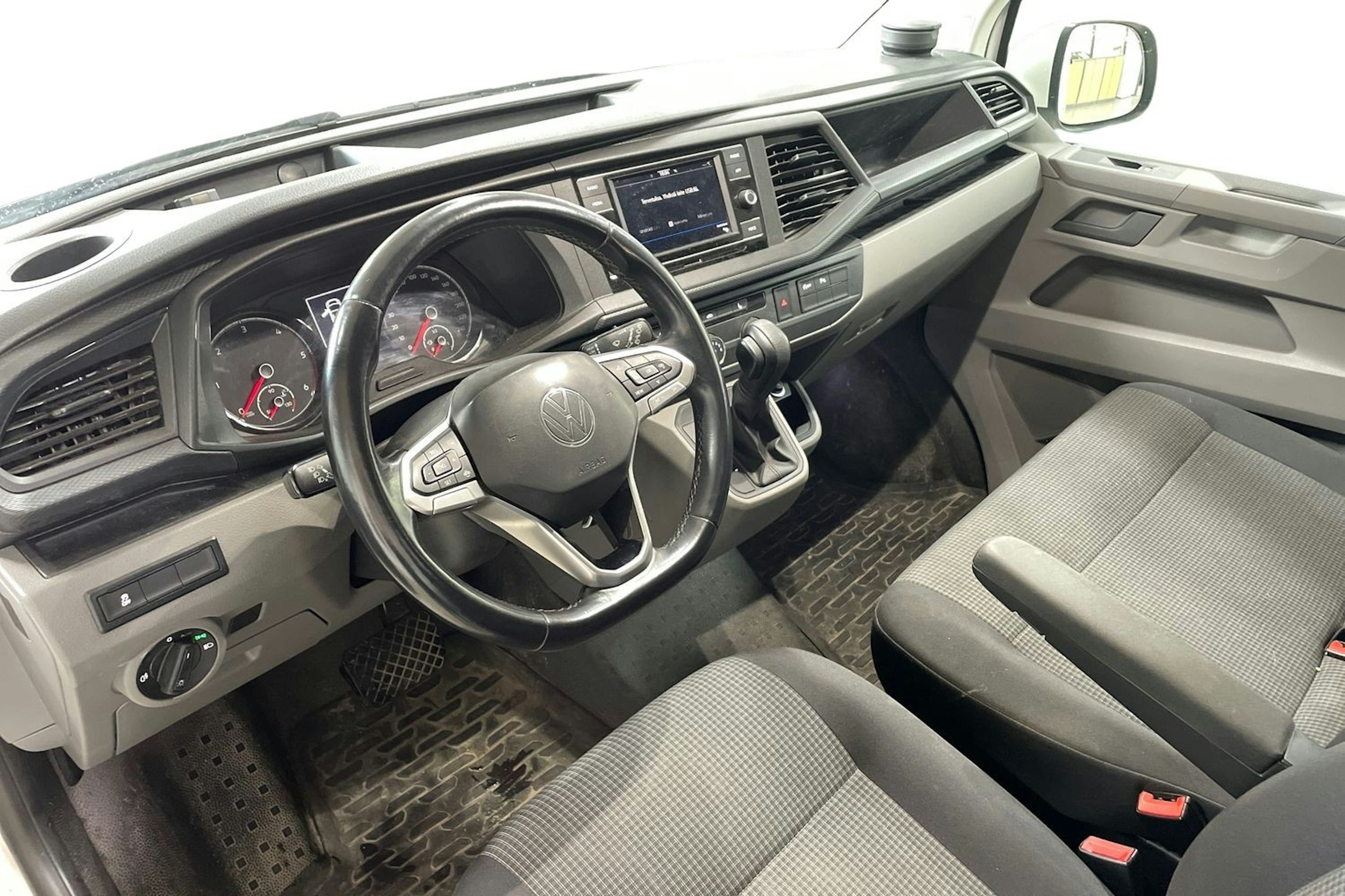 Valkoinen Volkswagen TRANSPORTER 2023 kuva 3.