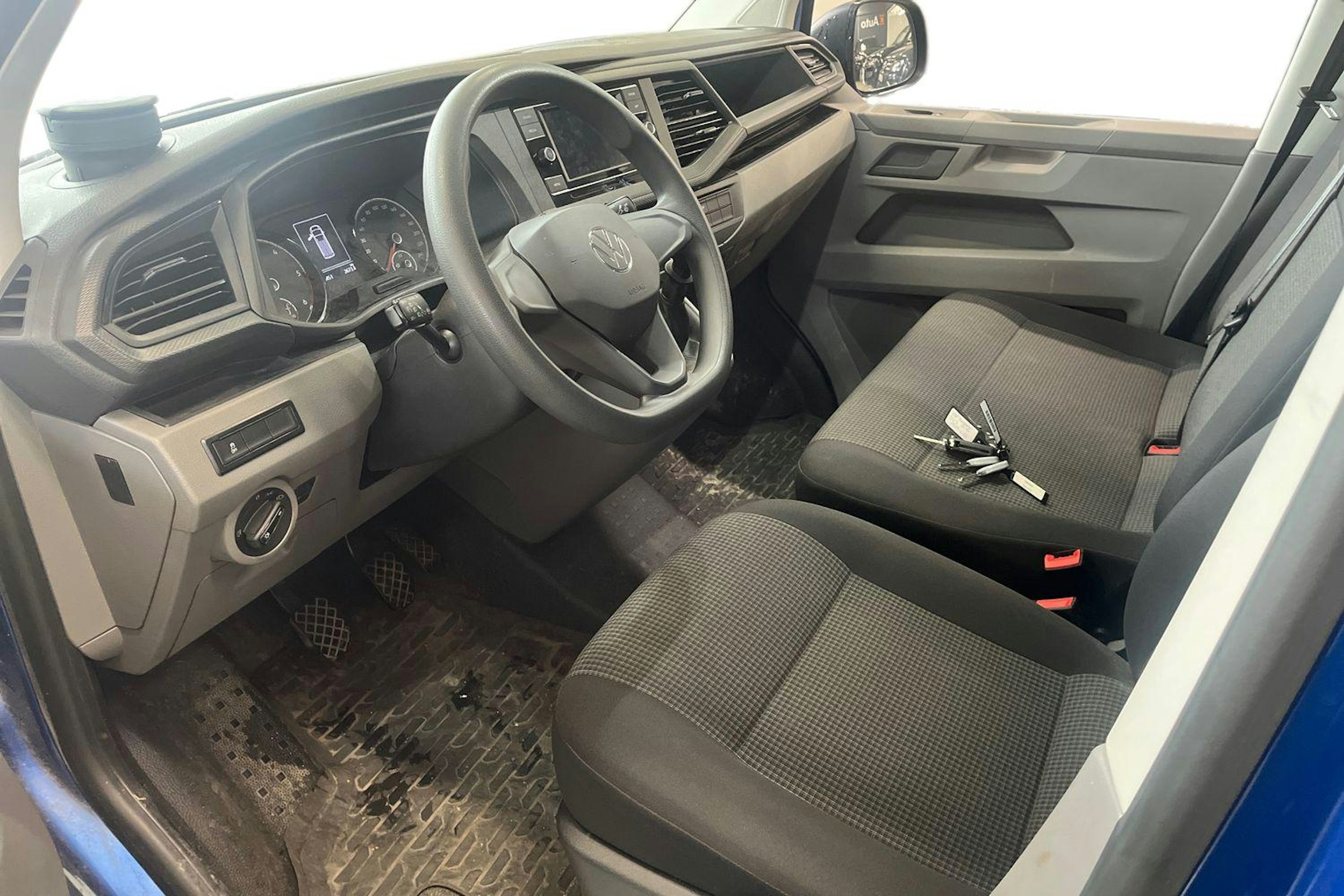 sininen Volkswagen Transporter 2023 kuva 3.