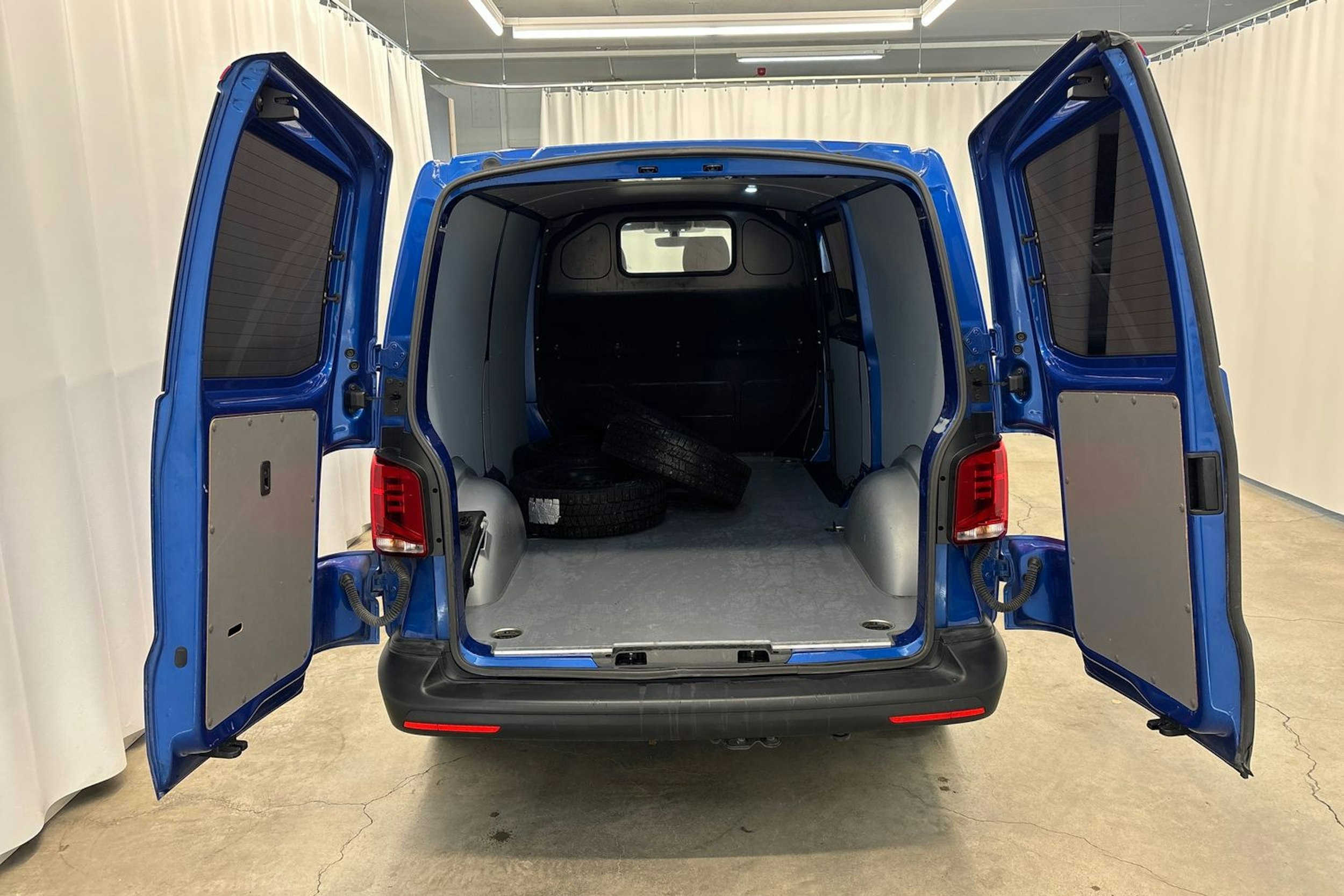 sininen Volkswagen Transporter 2023 kuva 13.