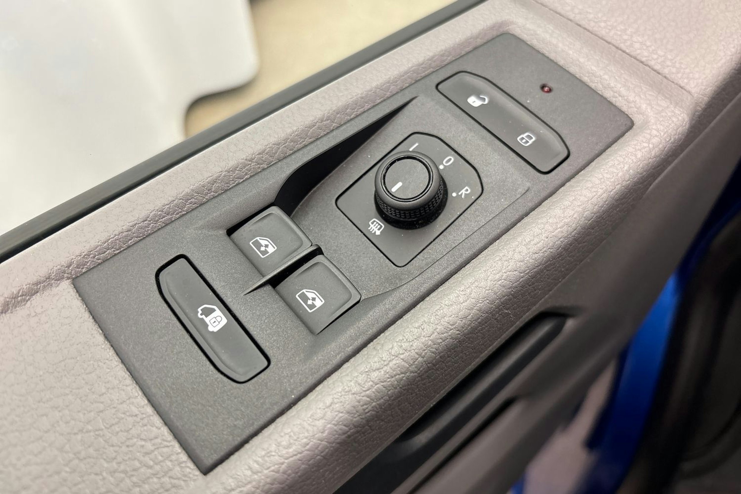 sininen Volkswagen Transporter 2023 kuva 14.