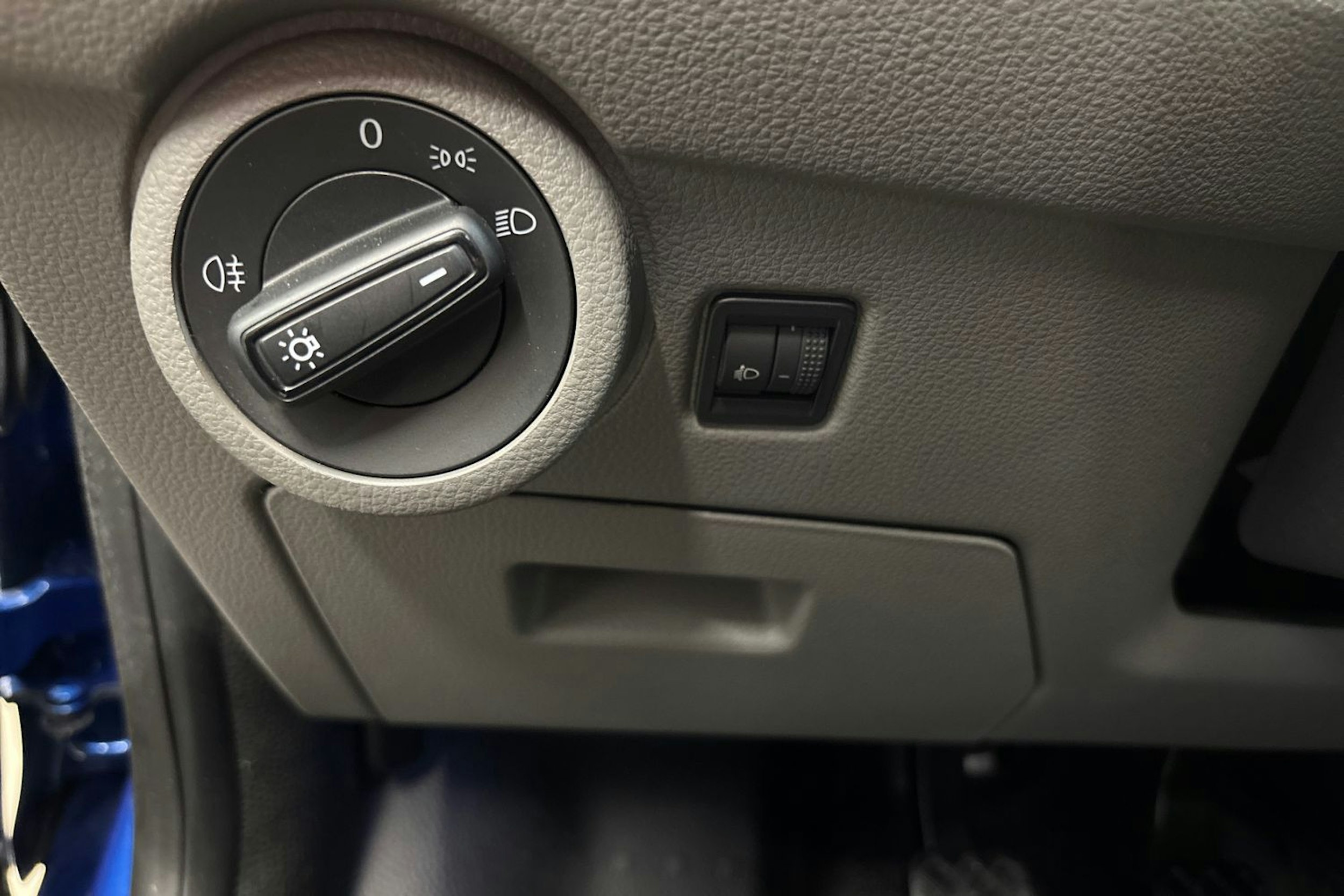 sininen Volkswagen Transporter 2023 kuva 15.