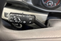 sininen Volkswagen Transporter 2023 kuva 16.