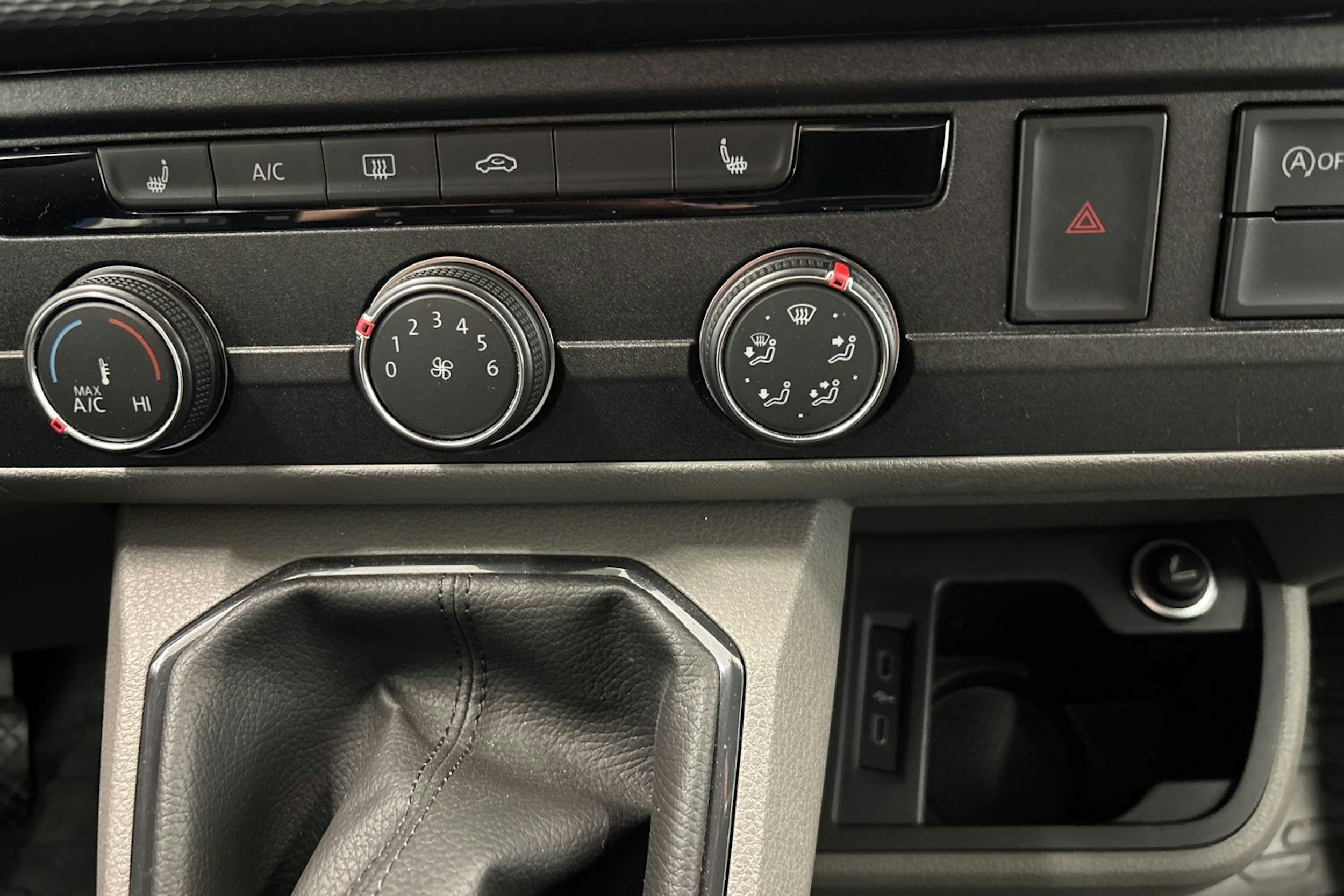 sininen Volkswagen Transporter 2023 kuva 17.