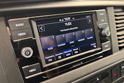sininen Volkswagen Transporter 2023 kuva 18.