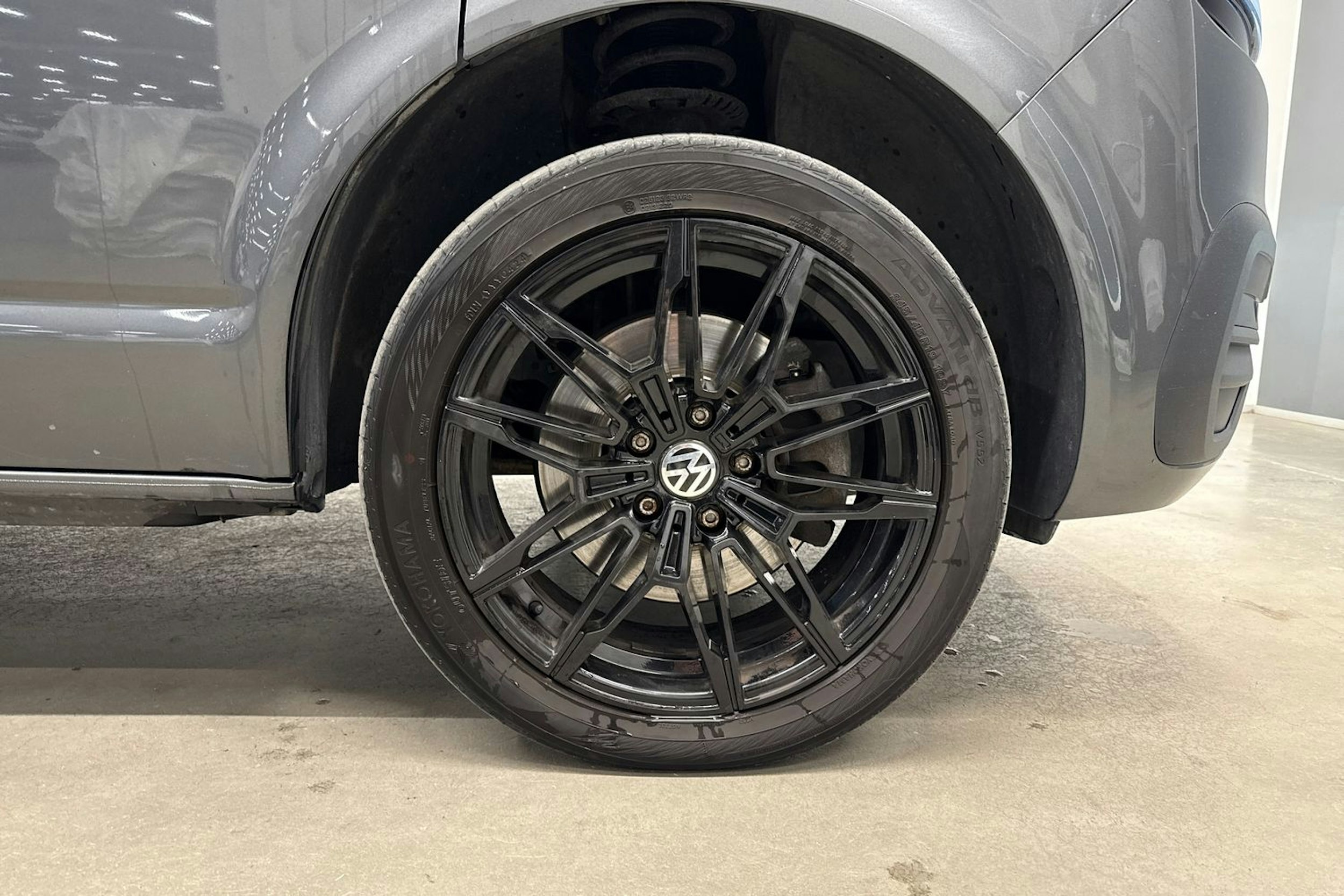 met. harmaa Volkswagen Transporter 2023 kuva 9.