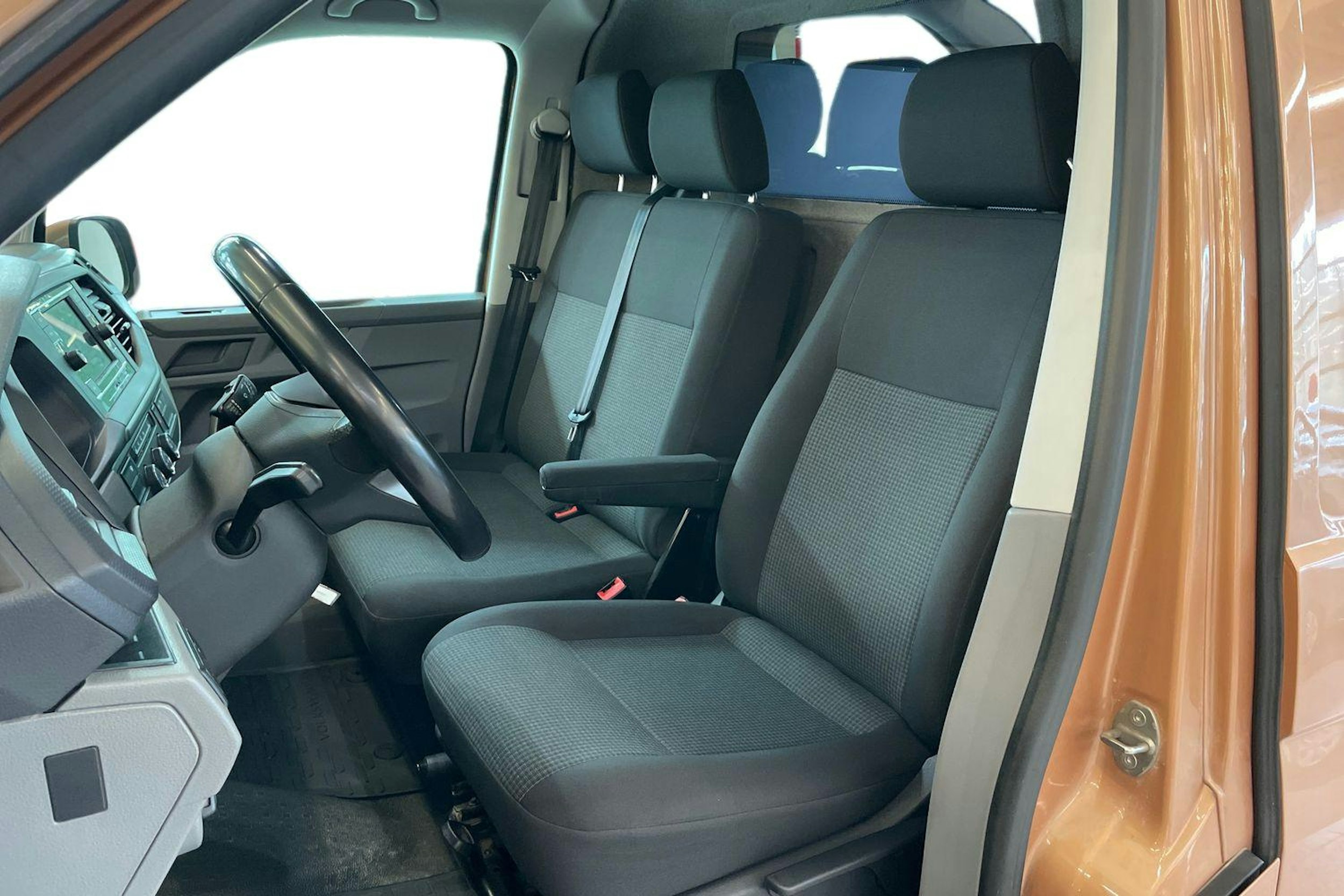Oranssi Volkswagen TRANSPORTER 2023 kuva 10.