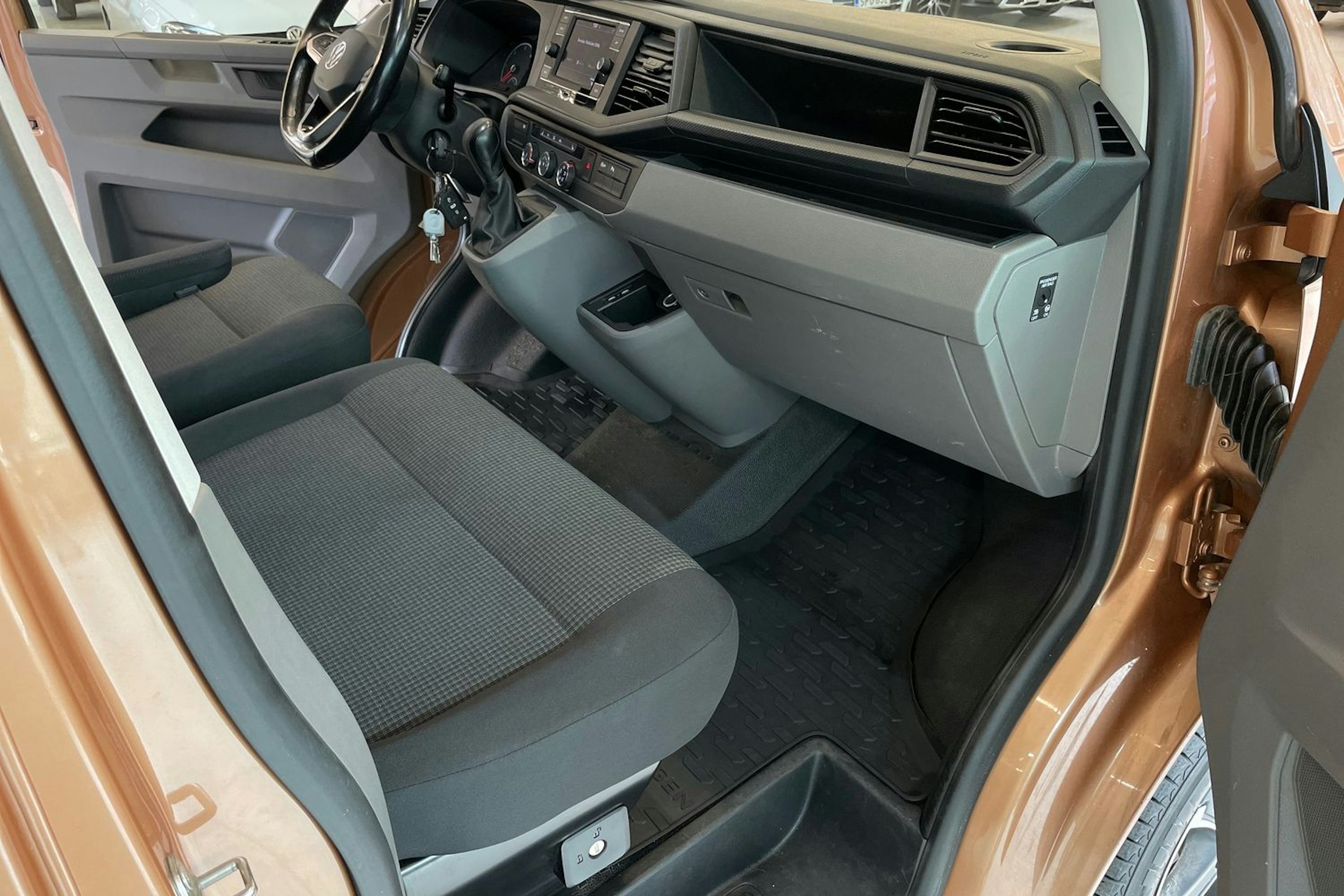 Oranssi Volkswagen TRANSPORTER 2023 kuva 26.