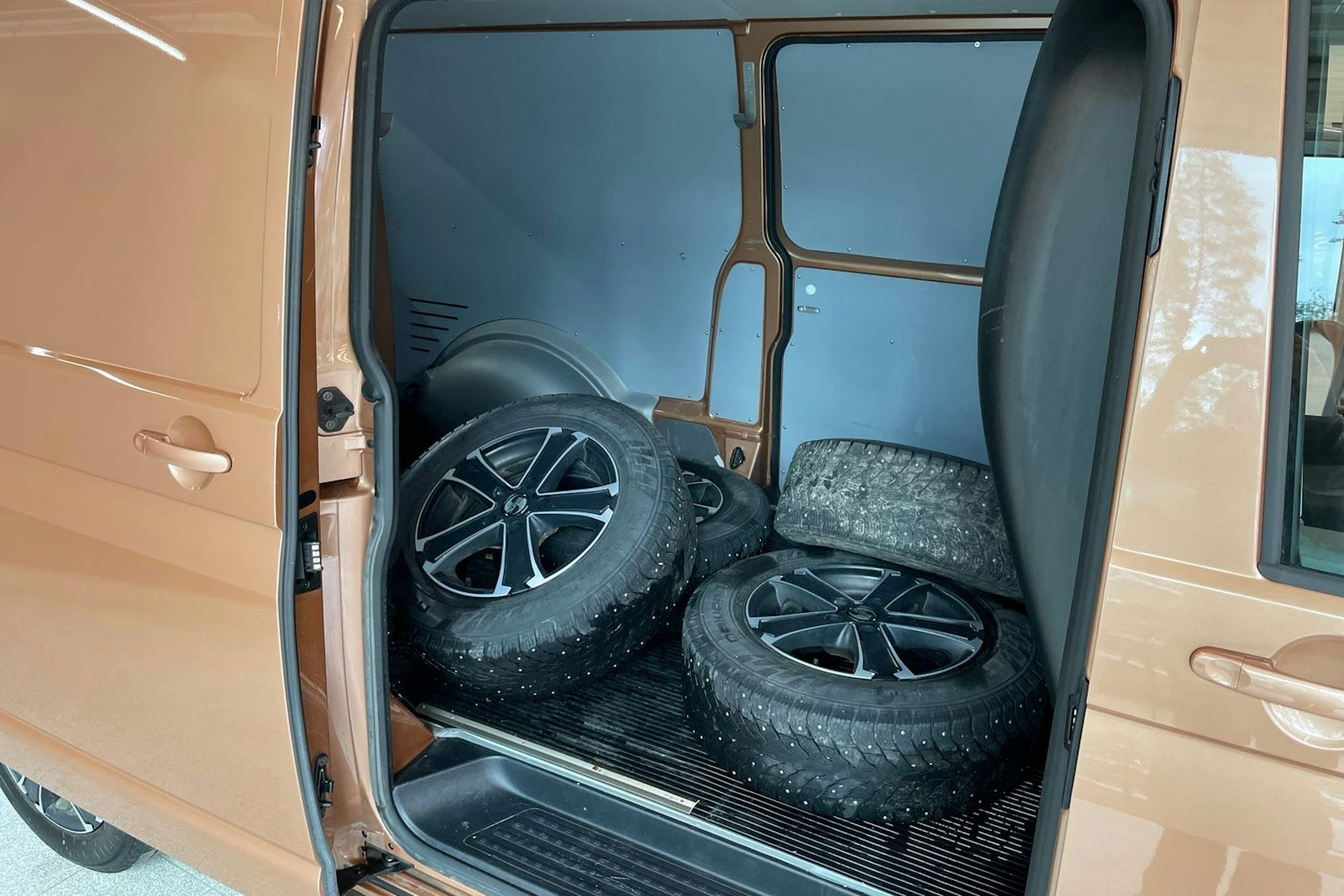 Oranssi Volkswagen TRANSPORTER 2023 kuva 27.