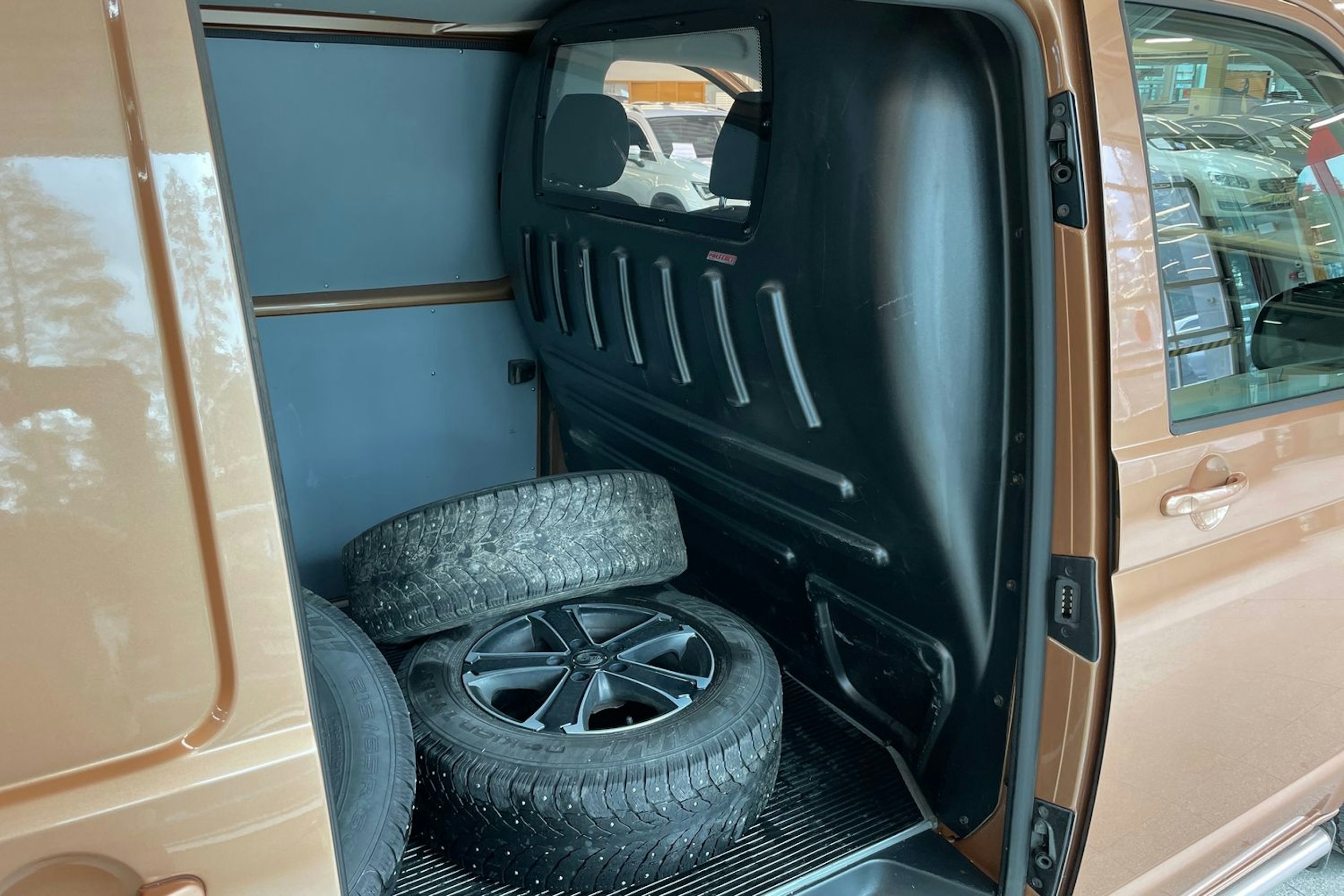 Oranssi Volkswagen TRANSPORTER 2023 kuva 28.