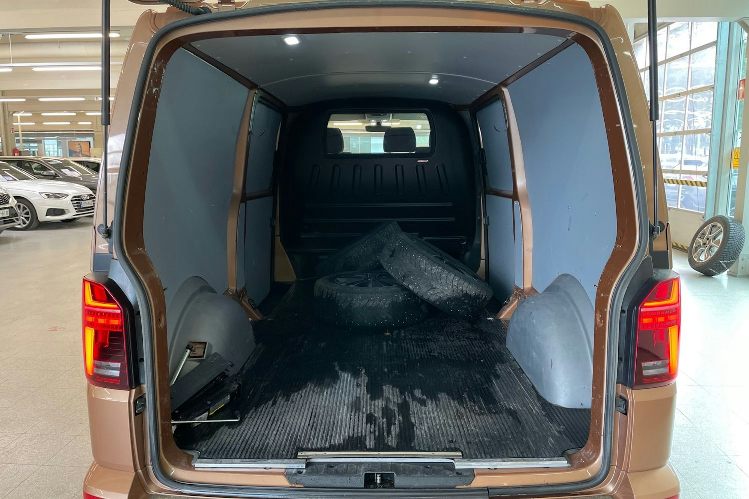 Oranssi Volkswagen TRANSPORTER 2023 kuva 29.
