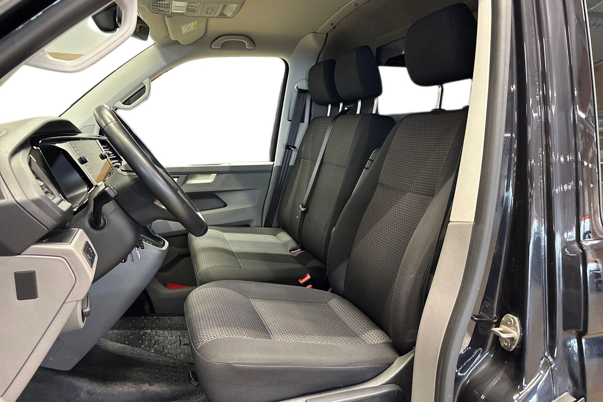 musta Volkswagen Transporter 2023 kuva 8.