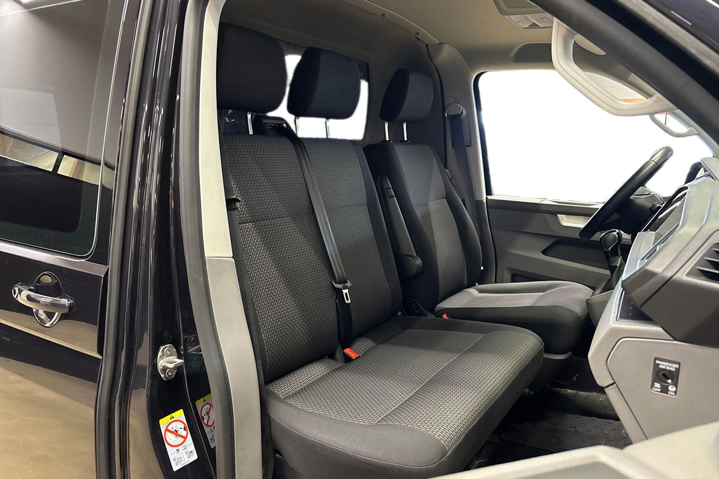 musta Volkswagen Transporter 2023 kuva 11.