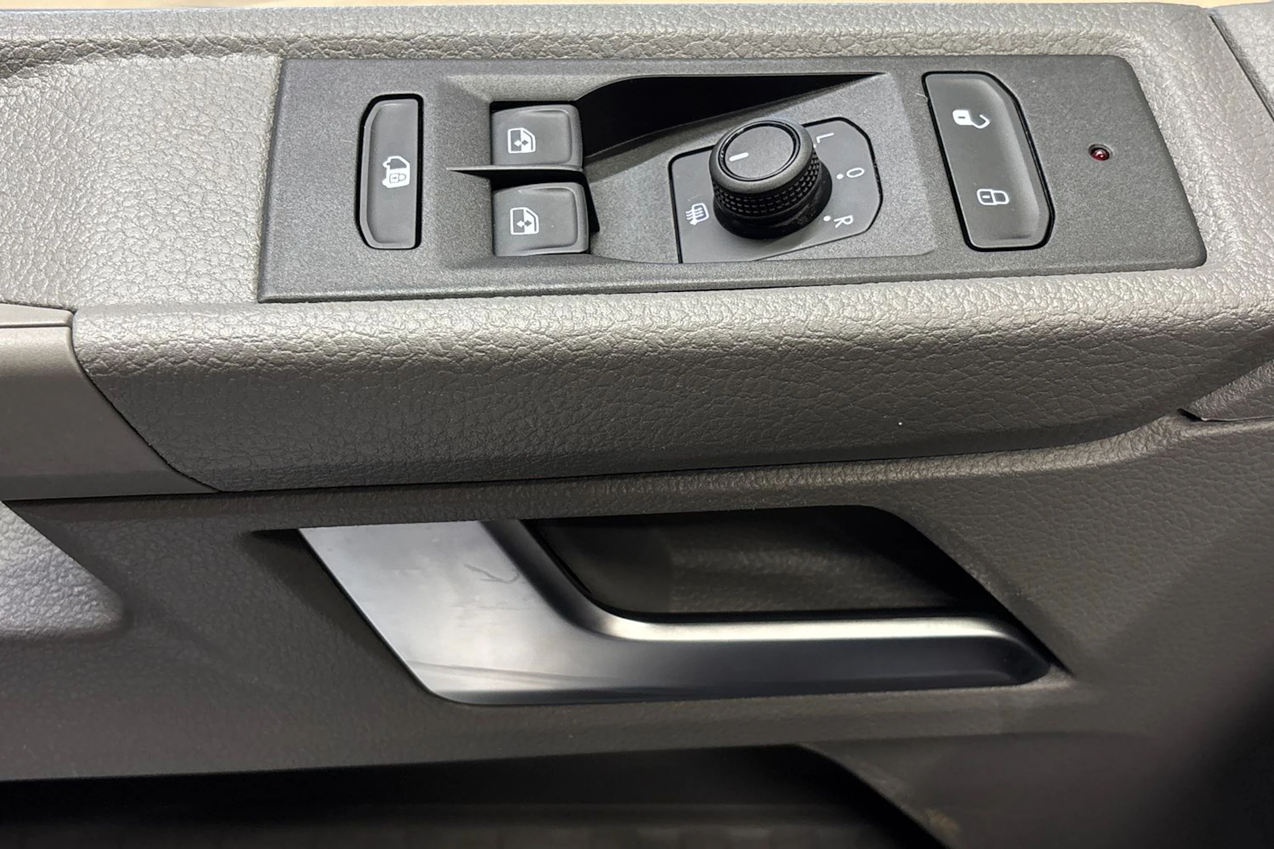 musta Volkswagen Transporter 2023 kuva 13.