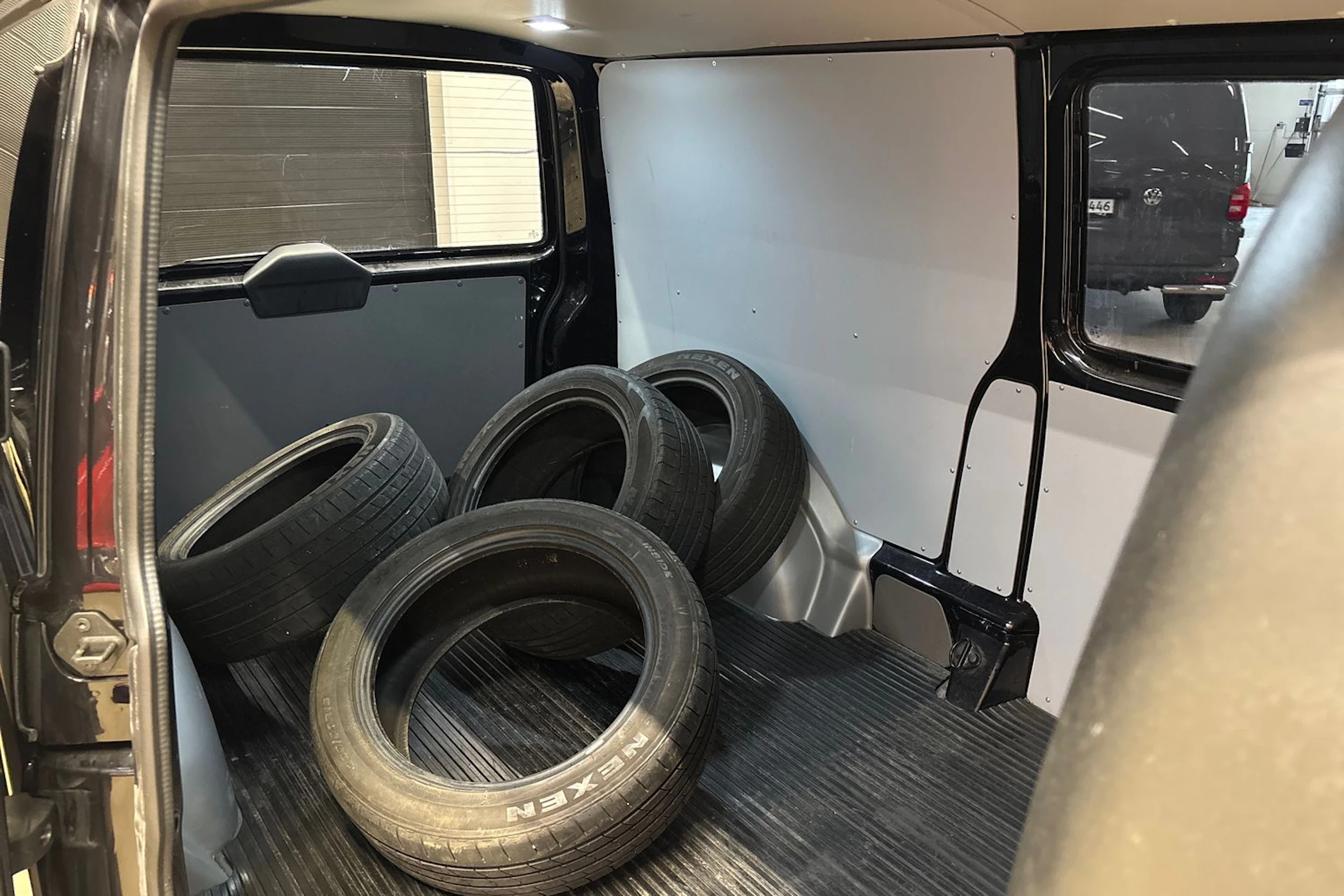 musta Volkswagen Transporter 2023 kuva 26.