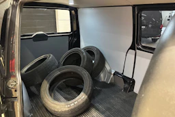 musta Volkswagen Transporter 2023 kuva 26.