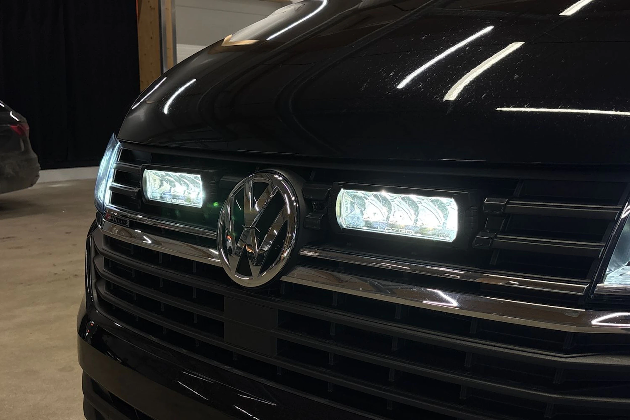 musta Volkswagen Transporter 2023 kuva 29.