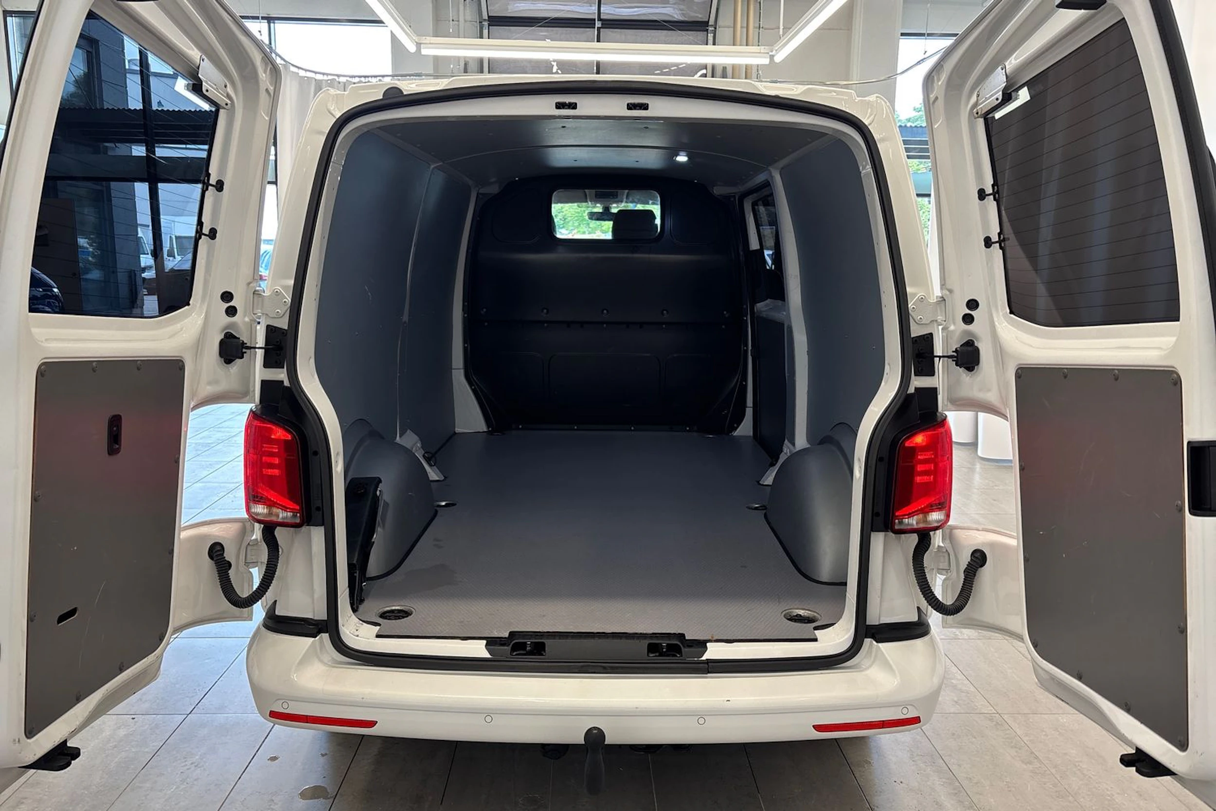 valkoinen Volkswagen Transporter 2023 kuva 10.