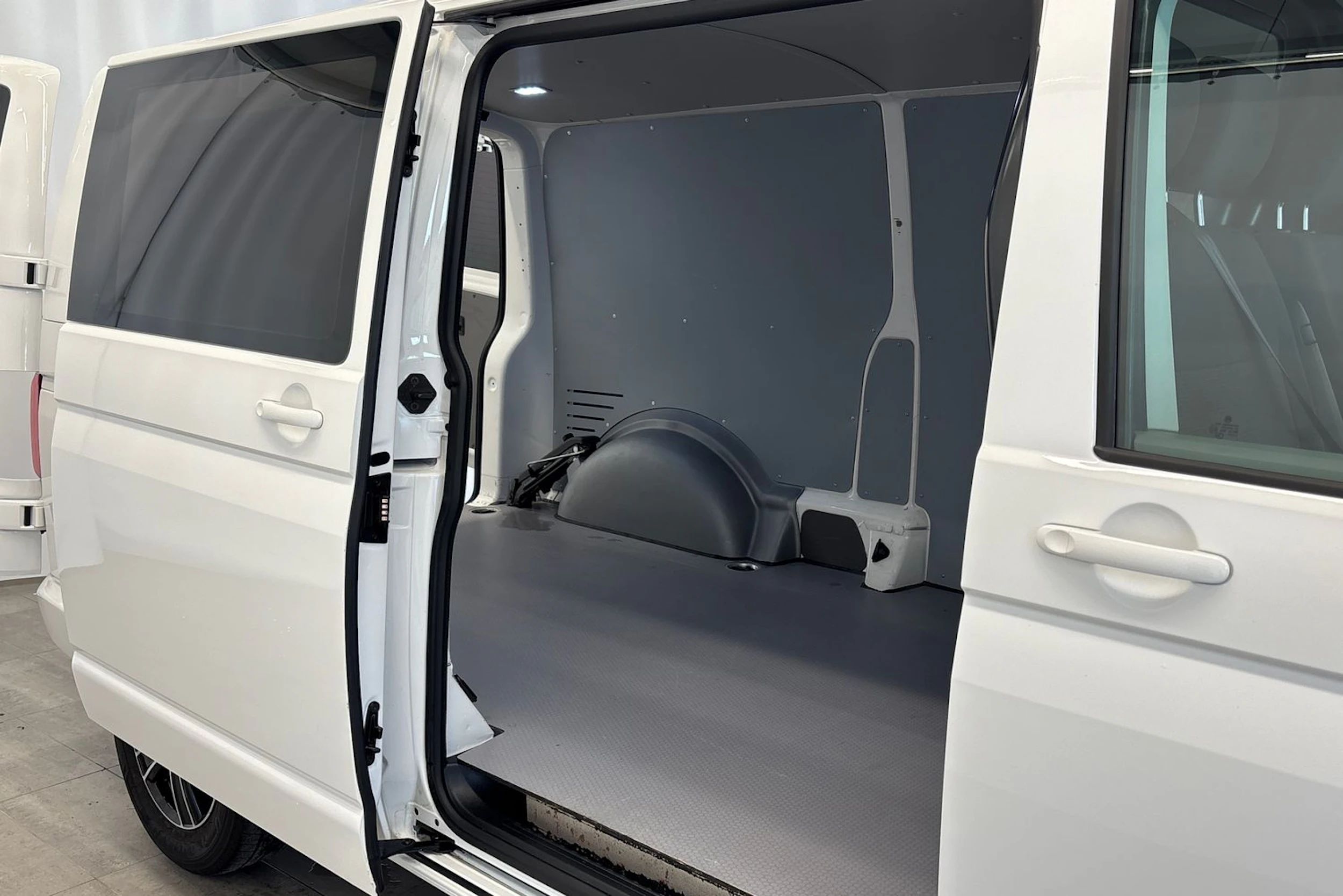 valkoinen Volkswagen Transporter 2023 kuva 11.