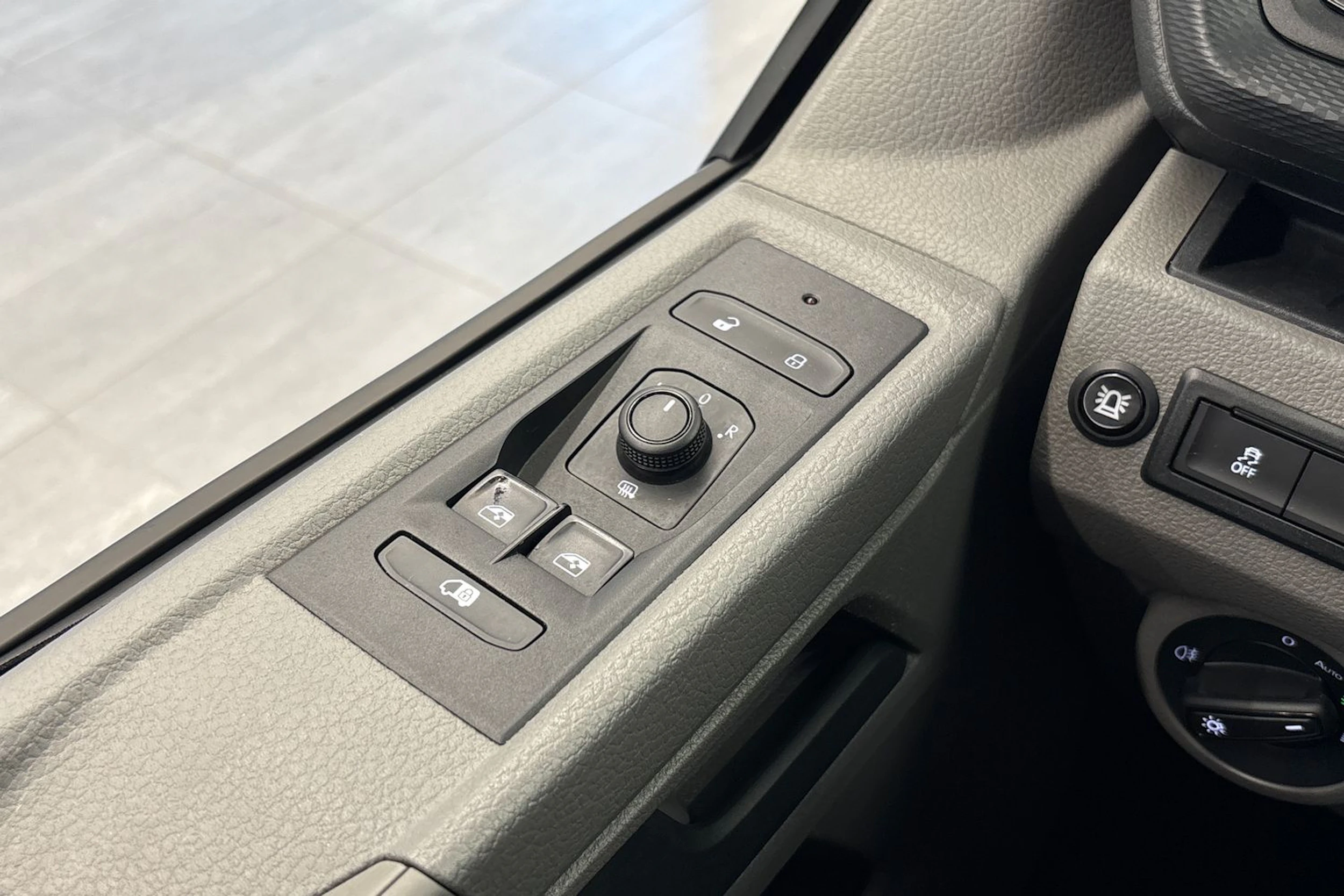 valkoinen Volkswagen Transporter 2023 kuva 15.
