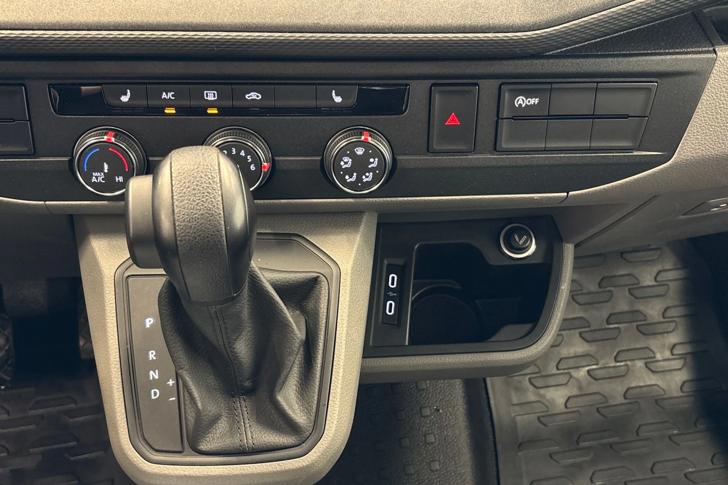 valkoinen Volkswagen Transporter 2023 kuva 16.