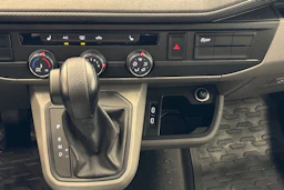 valkoinen Volkswagen Transporter 2023 kuva 16.